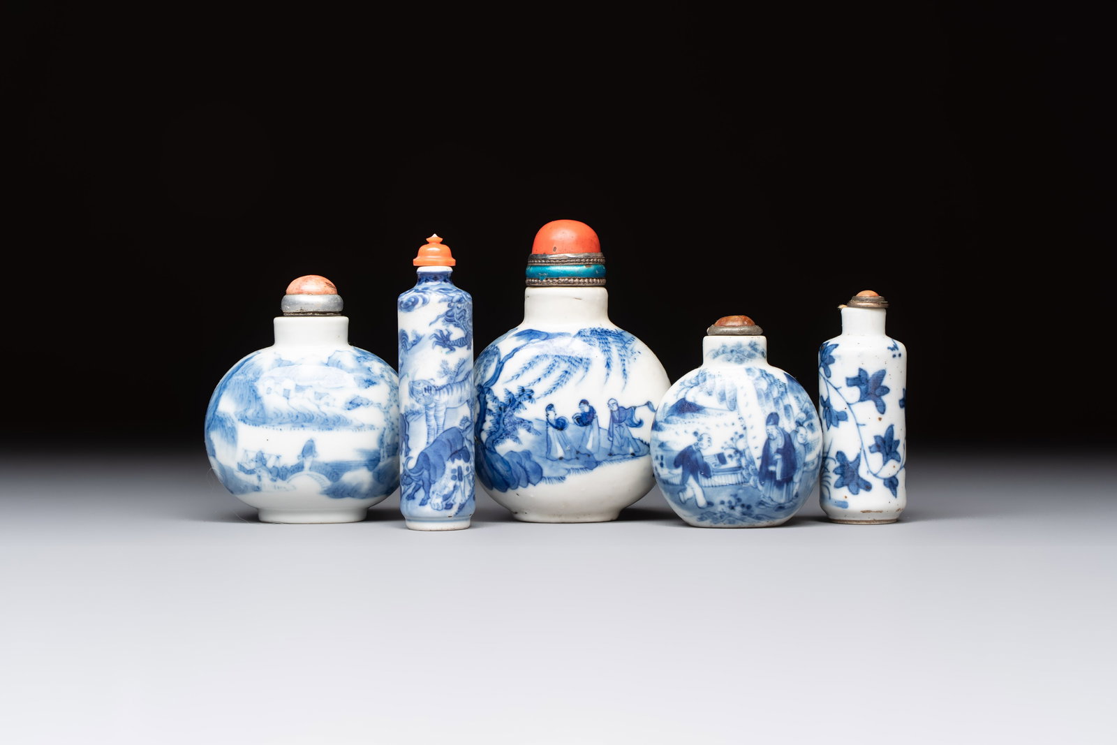 Five various Chinese blue and white snuff bottles, Yongzheng, Qianlong and Tongzhi marks, 19th C.: Five various Chinese blue and white snuff bottles, Yongzheng, Qianlong and Tongzhi marks, 19th C. H.: 9,4 cm (the tallest, incl. stopper) H.: 6,5 cm (the smallest, incl. stopper)