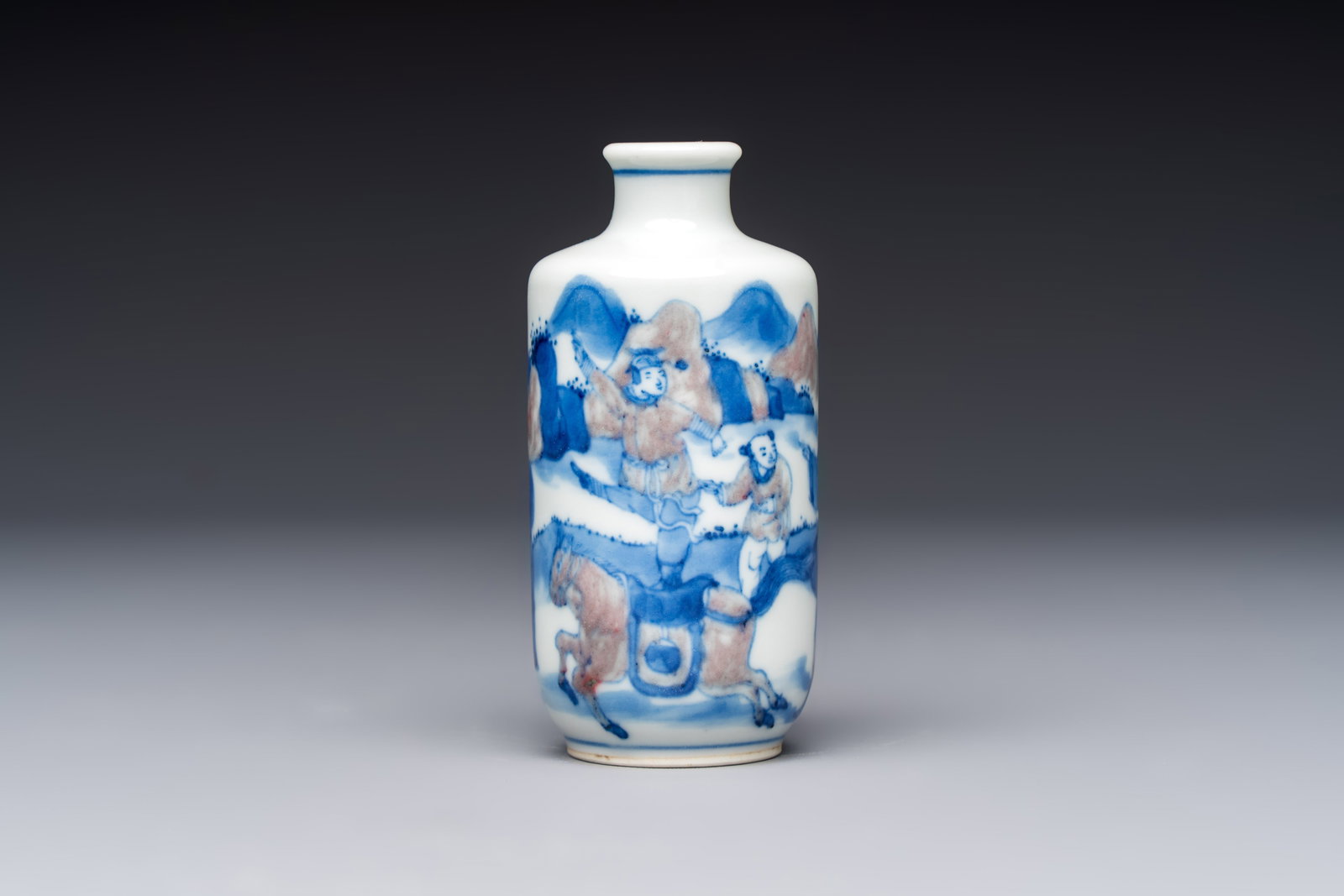 A Chinese blue, white and copper-red snuff bottle with narrative design, 19th C.: A Chinese blue, white and copper-red snuff bottle with narrative design, 19th C. H.: 9 cm