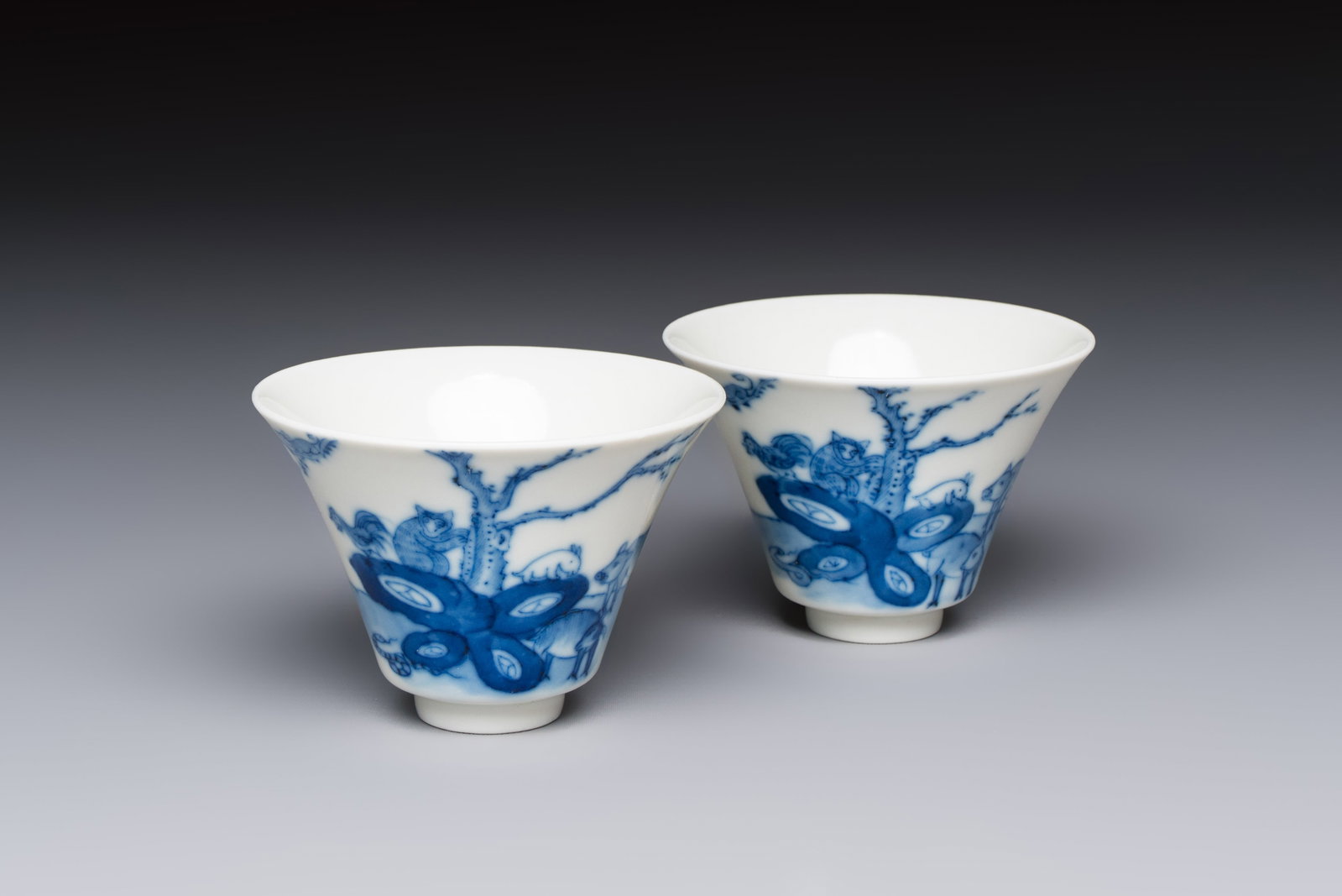 A pair of Chinese blue and white 'Bleu de Hue' cups with zodiac animals, Noi Phu mark, 19th: A pair of Chinese blue and white 'Bleu de Hue' cups with zodiac animals, Noi Phu mark, 19th C. Dia.: 7 cm - H.: 4,9 cm