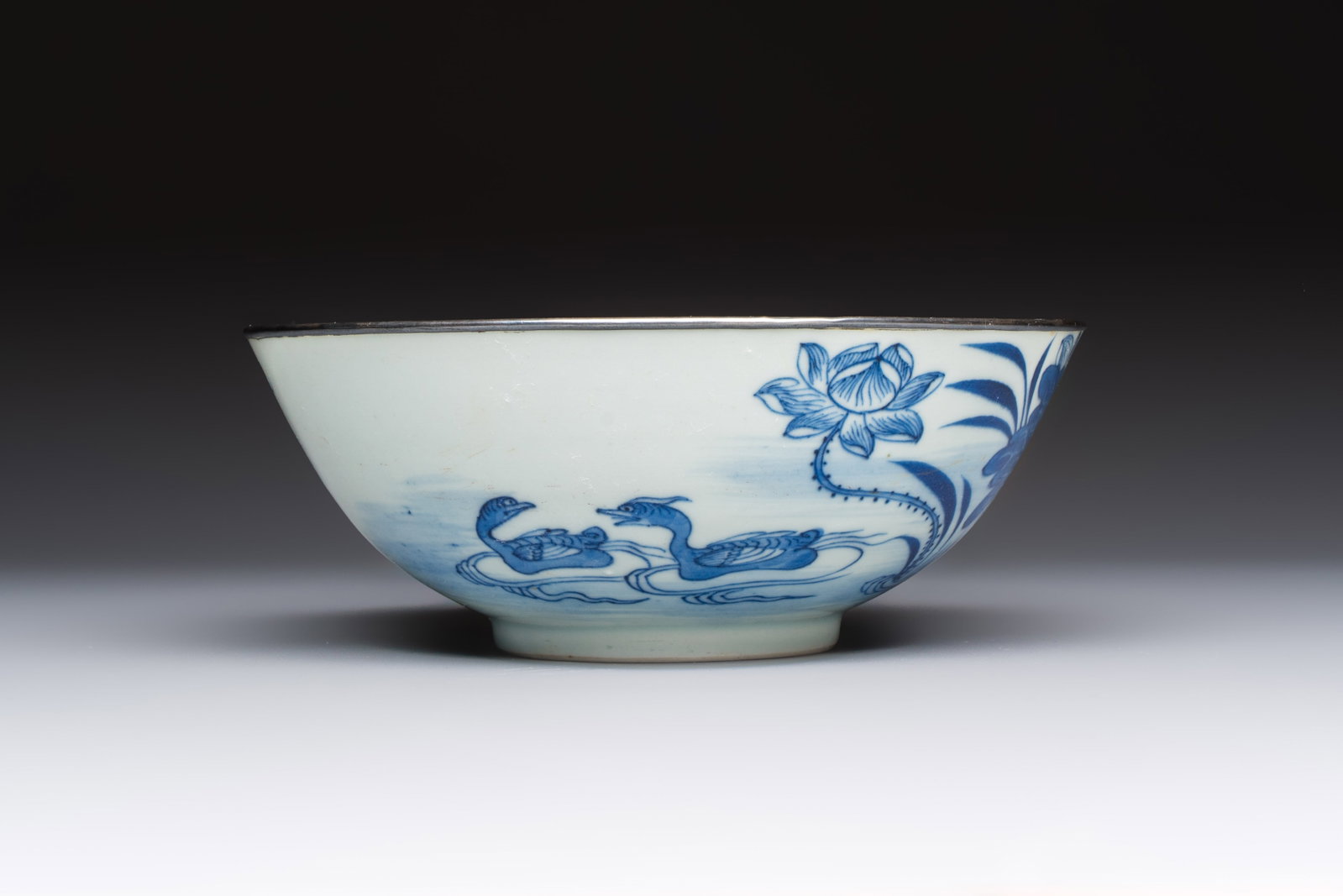 A Chinese blue and white 'Bleu de Hue' bowl with mandarin ducks in a lotus pond and a poem, Ngoan: A Chinese blue and white 'Bleu de Hue' bowl with mandarin ducks in a lotus pond and a poem, Ngoan Ngoc ?? mark, 19th C. Dia.: 18,6 cm - H.: 7,2 cm