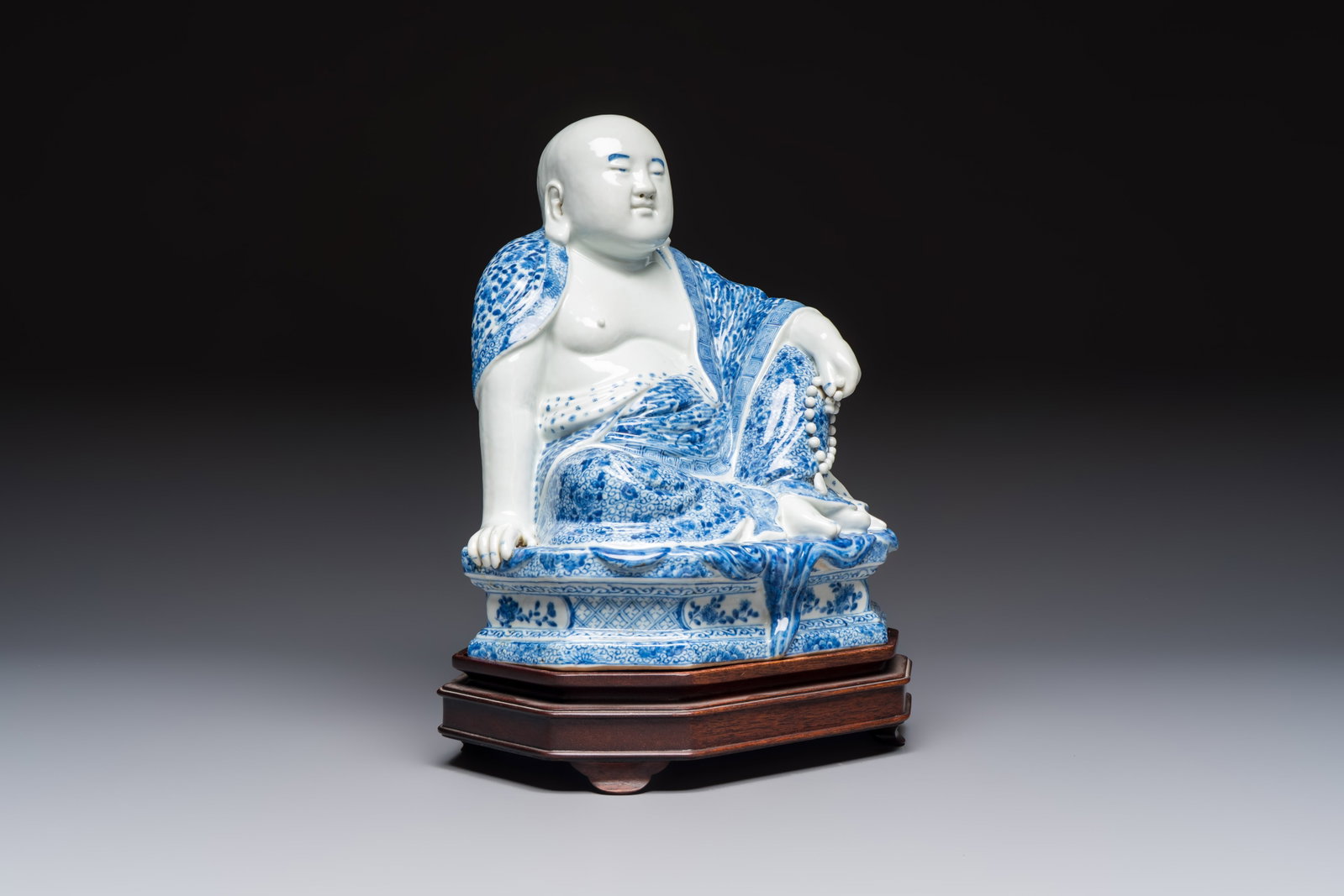 A fine Chinese blue and white Milefo Buddha on a wooden stand, Wei Hongtai Zao mark, Republic: A fine Chinese blue and white Milefo Buddha on a wooden stand, Wei Hongtai Zao mark, Republic Dim.: 23 x 20 x 34 cm (incl. stand) Dim.: 23 x 20 x 28,5 cm (excl. stand)