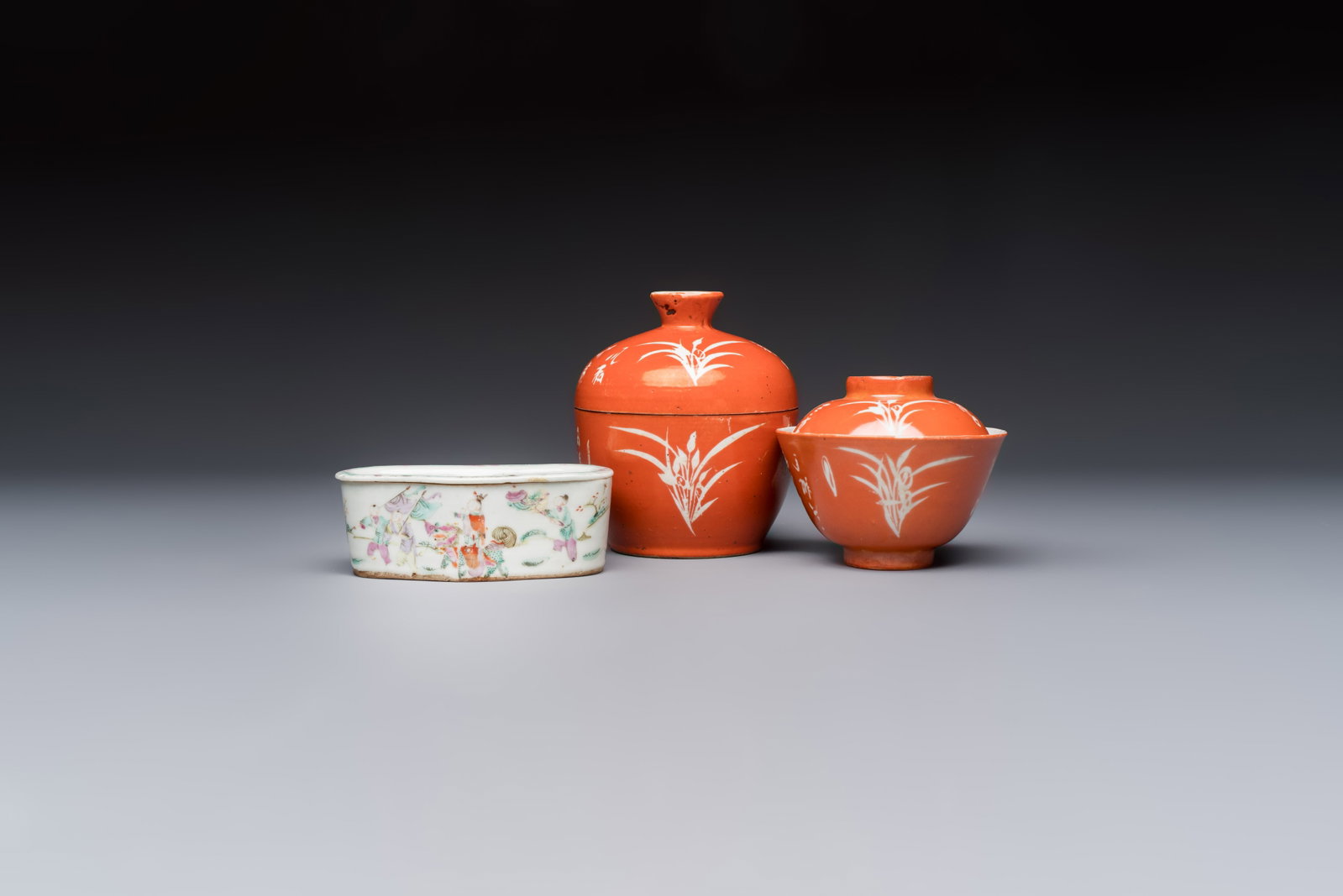 Two Chinese coral-red-ground covered bowls and a famille rose covered cricket box, Zhang Yihe: Two Chinese coral-red-ground covered bowls and a famille rose covered cricket box, Zhang Yihe ??? and Gong Hesheng ??? marks, 19th C. Dia.: 10,5 cm - H.: 12 cm (the tallest bowl, incl. cover) Dia.: 10