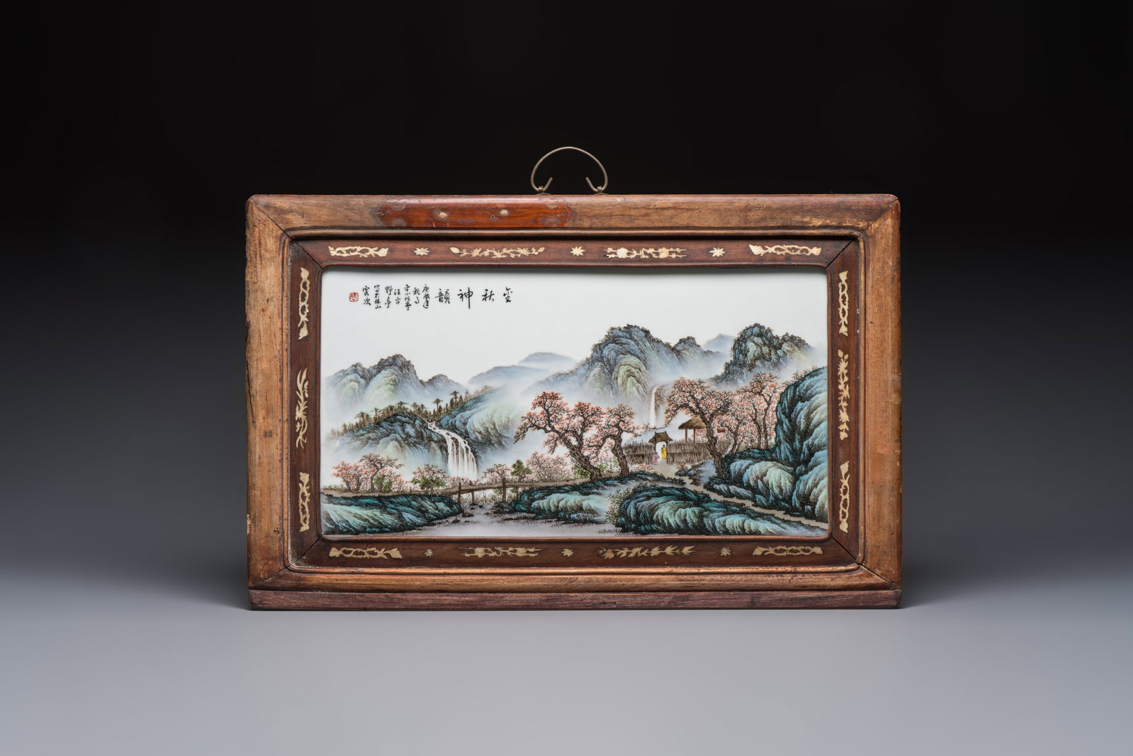 A framed Chinese famille rose 'Mountainous Landscape' plaque, after Wang Yeting, 20th C.: A framed Chinese famille rose 'Mountainous Landscape' plaque, after Wang Yeting, 20th C. Dim.: 44,5 x 69 cm (the frame, excl. hanger) Dim.: 29 x 54 cm (the plaque)