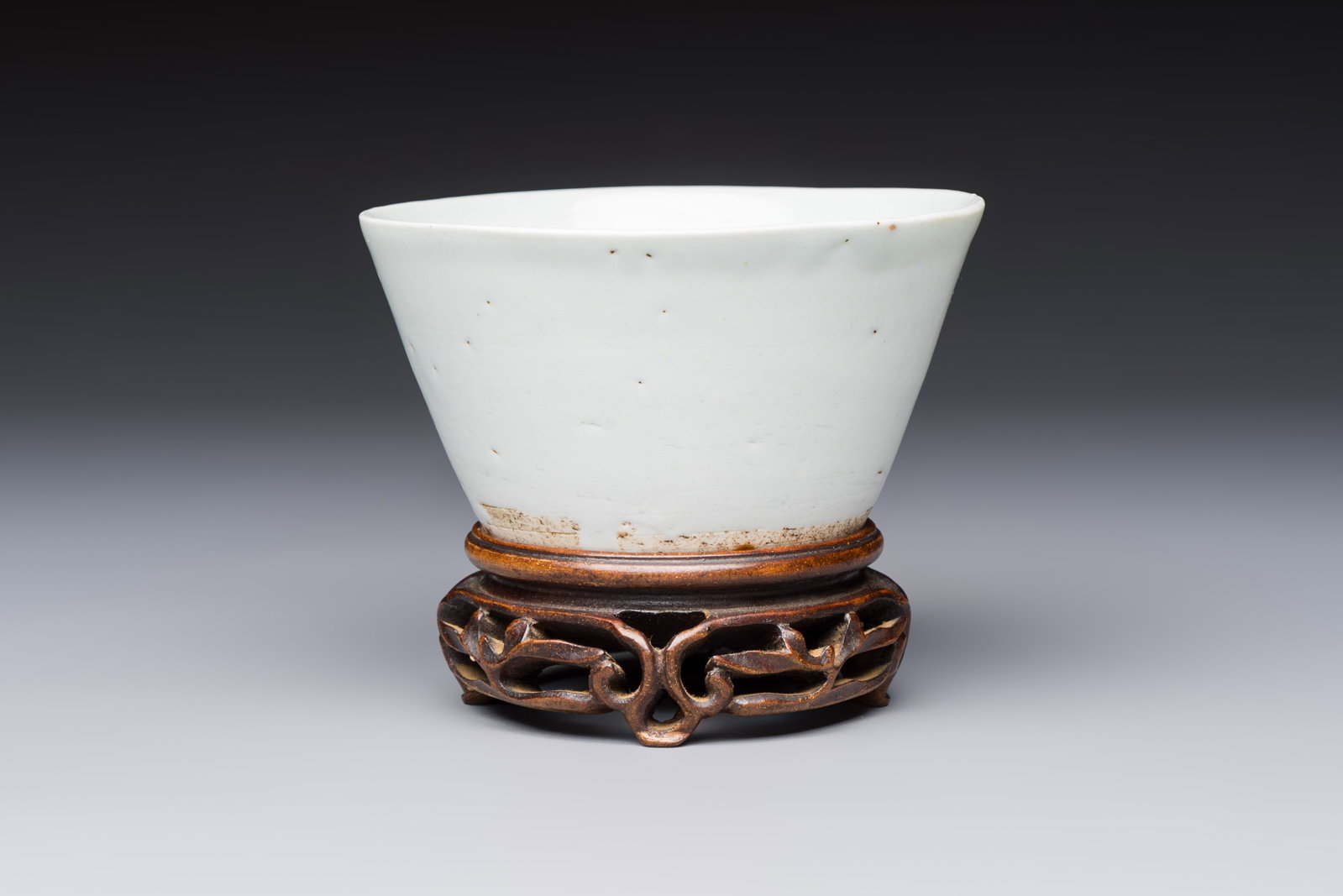 A Chinese white-glazed cup on a wooden stand, 17th C.: A Chinese white-glazed cup on a wooden stand, 17th C. Dia.: 9,8 cm - H.: 7,8 cm (incl. stand) Dia.: 9,8 cm - H.: 5,5 cm (excl. stand)