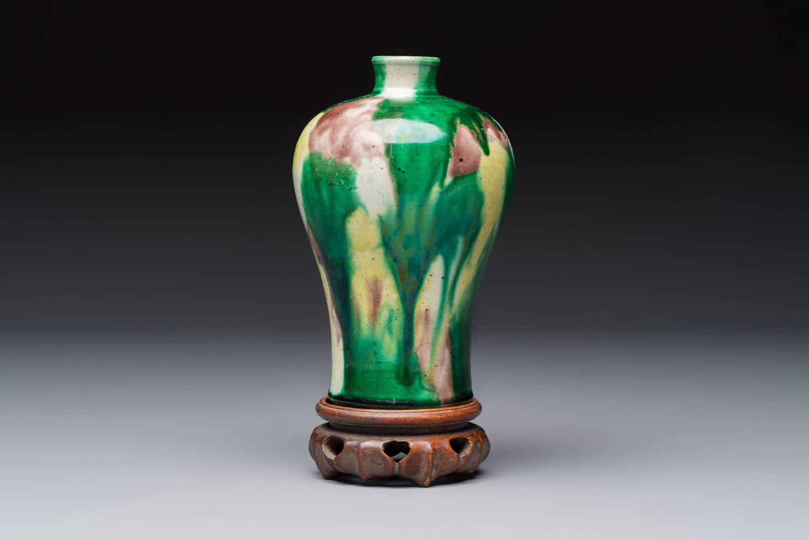A Chinese sancai-glazed 'Meiping' vase on a wooden stand, 19th C. (1 of 9)