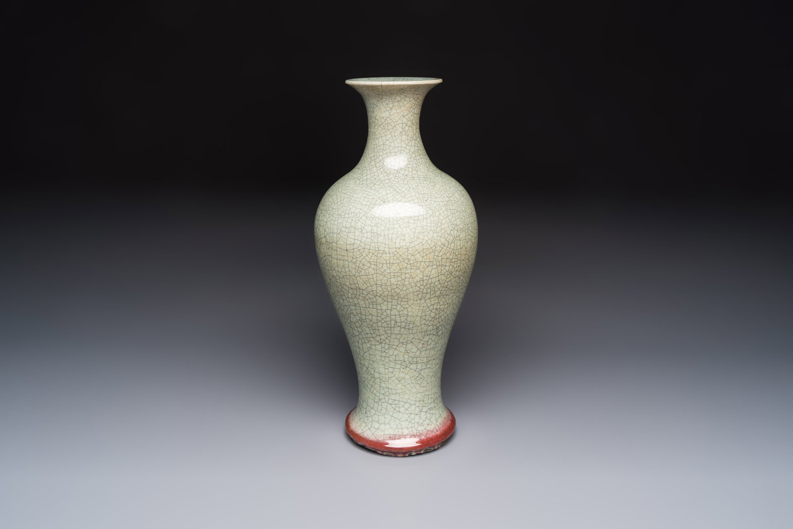 A Chinese crackle-glazed vase, 19th C. (1 of 7)