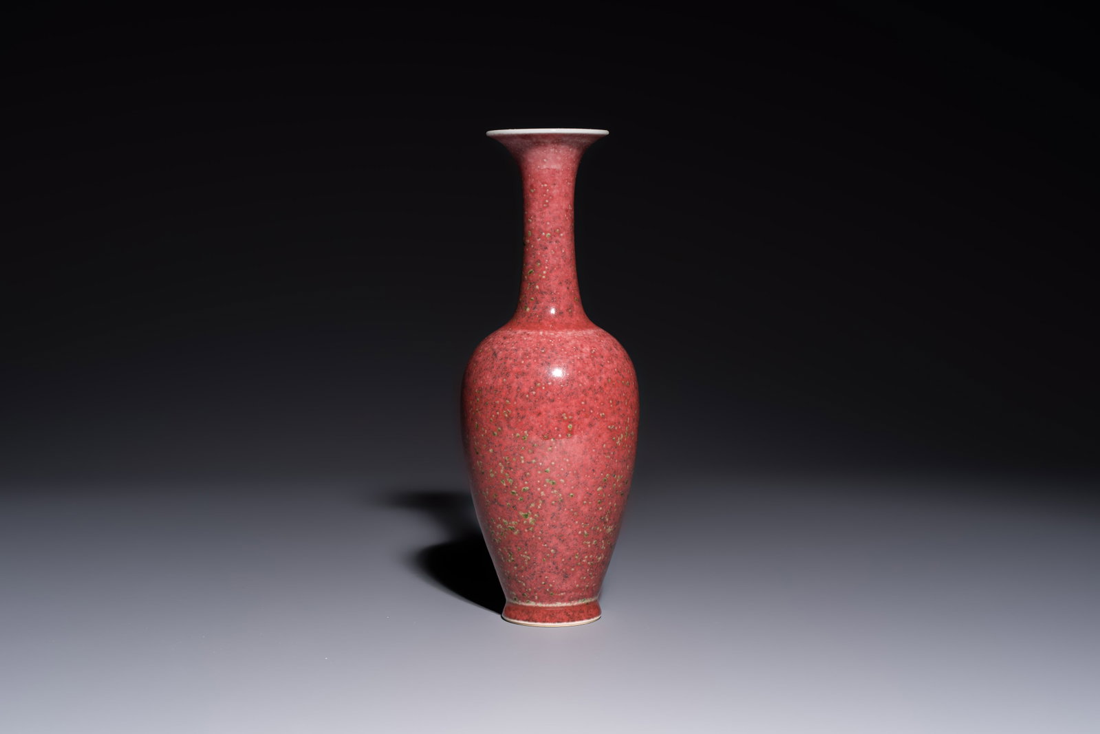 A Chinese peachbloom-glazed vase, 21st C. (1 of 6)
