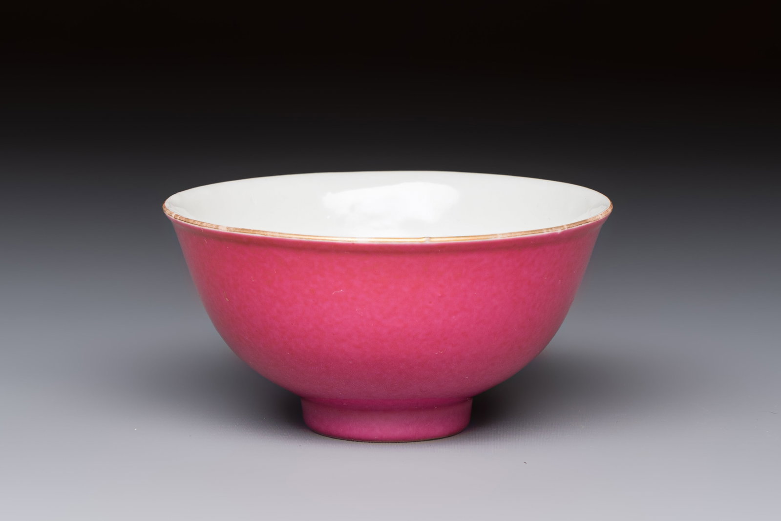 A Chinese pink-enamelled bowl, Hongxian mark, Republic: A Chinese pink-enamelled bowl, Hongxian mark, Republic Dia.: 9,2 cm - H.: 4,6 cm