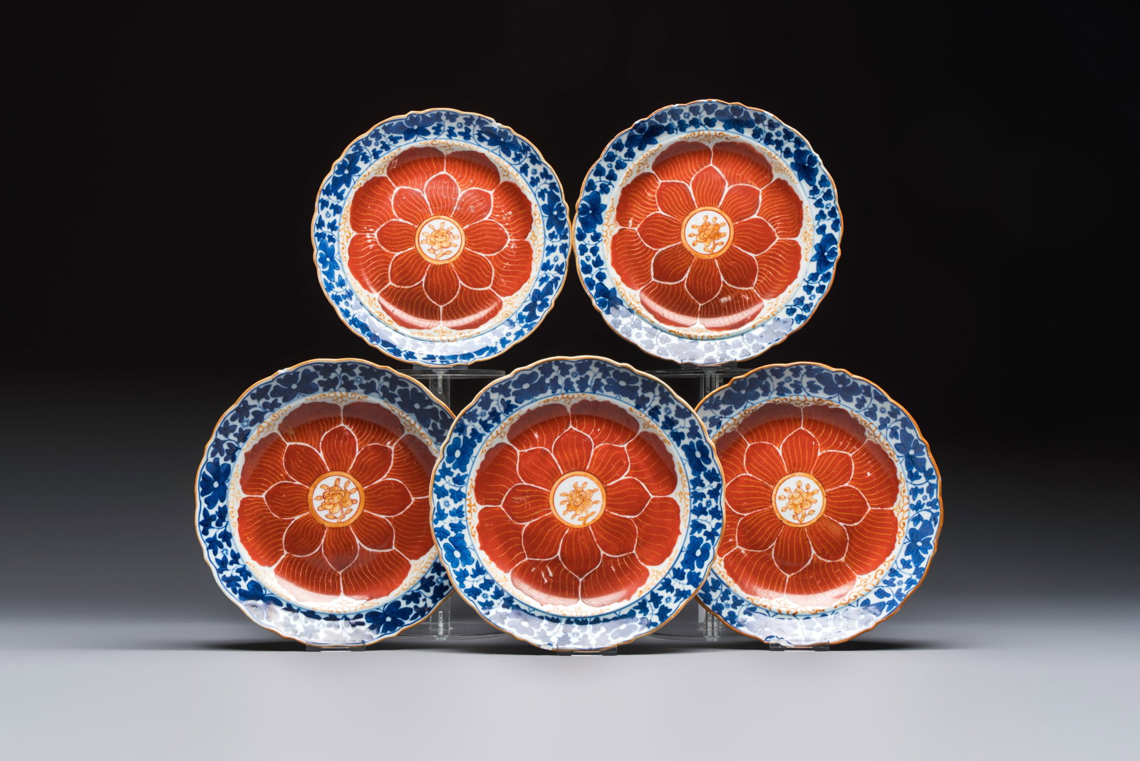 Five Chinese iron-red, blue and white plates with floral design, Qianlong/Jiaqing (1 of 7)