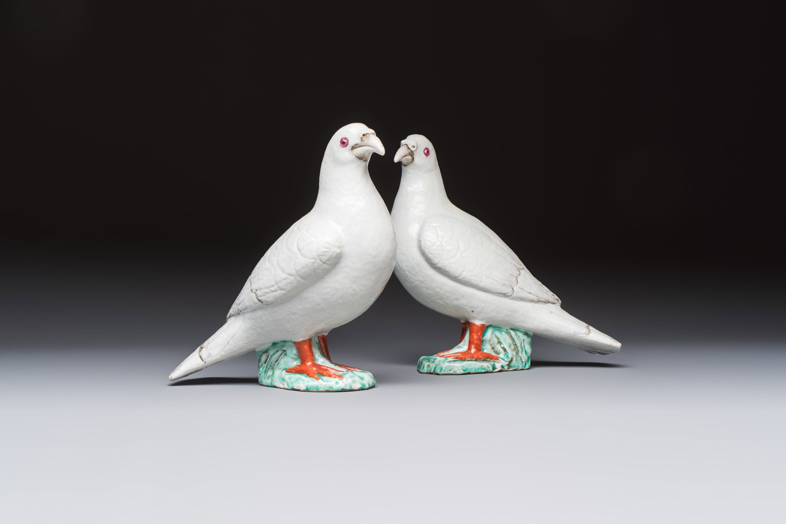 A pair of Chinese famille rose doves, Qianlong (1 of 7)