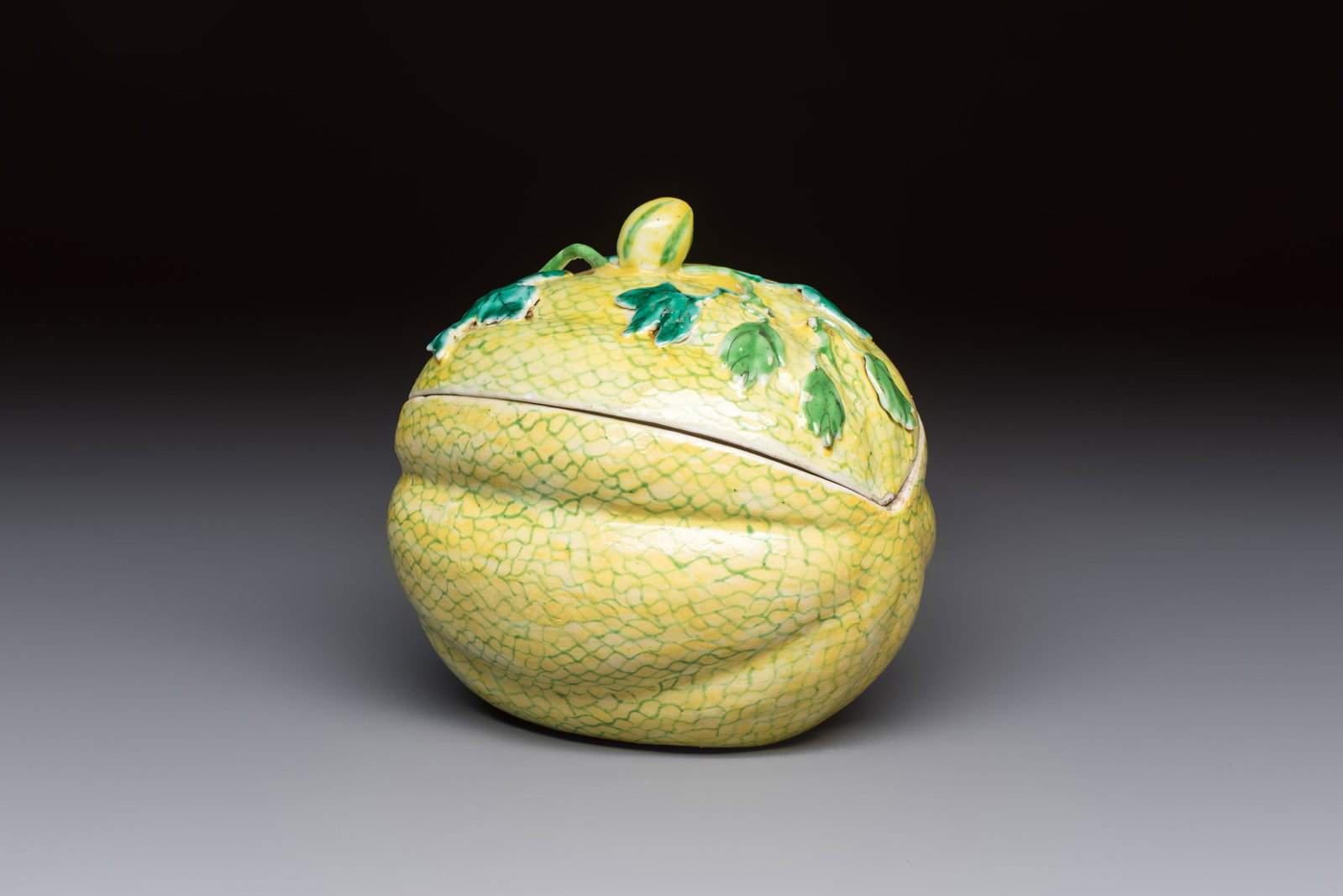 A rare Chinese green-enamelled yellow-ground 'Melon' tureen and cover, 18/19th C. (1 of 8)