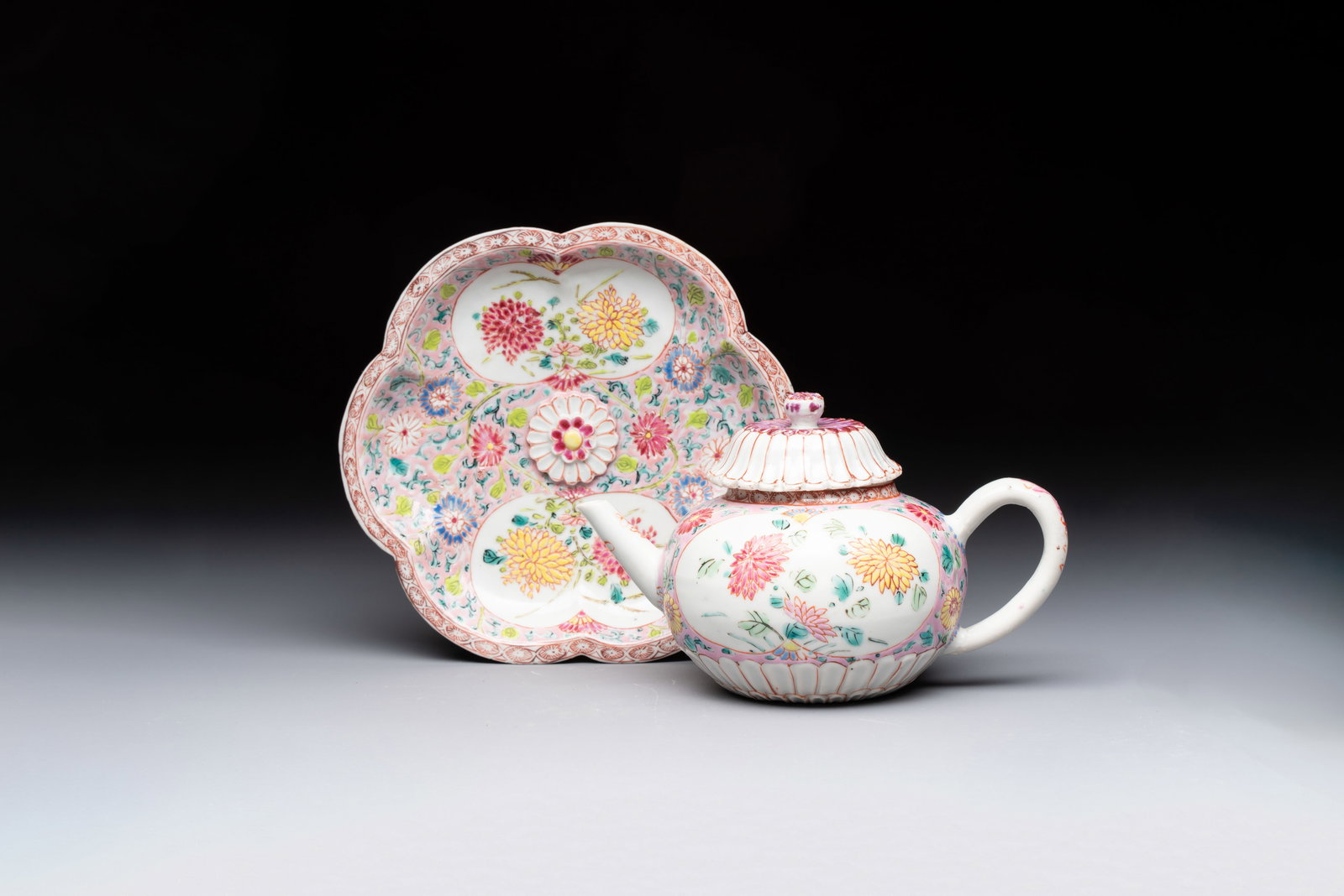 A Chinese famille rose moulded teapot and stand with floral design, Yongzheng/Qianlong (1 of 10)