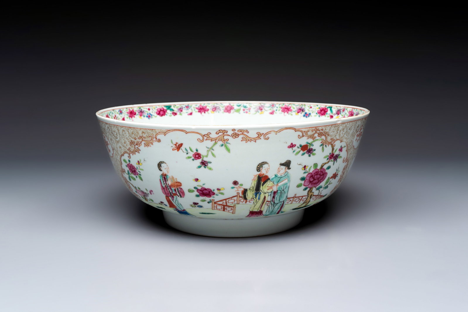 A Chinese famille rose punch bowl with figural design, Qianlong (1 of 7)