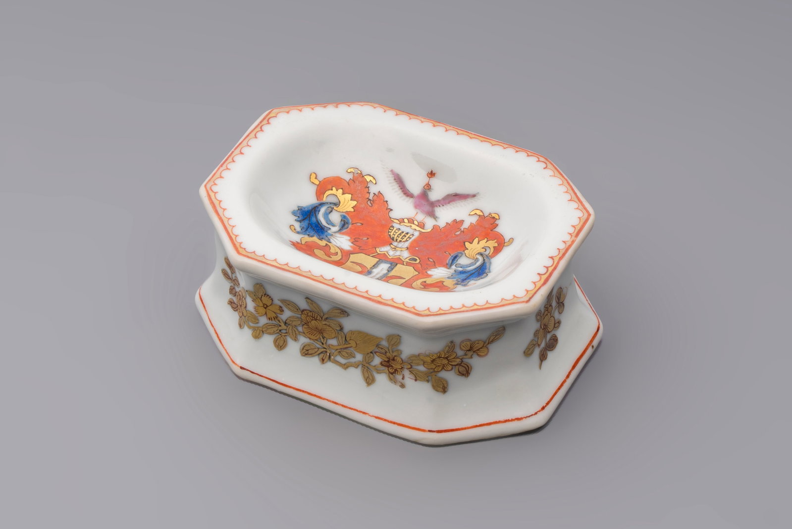 A Chinese armorial salt with the arms of Valckenier of Amsterdam for the Dutch market, Qianlong, ca.: A Chinese armorial salt with the arms of Valckenier of Amsterdam for the Dutch market, Qianlong, ca. 1735–40 Dim.: 8,3 x 6,4 x 3,4 cm