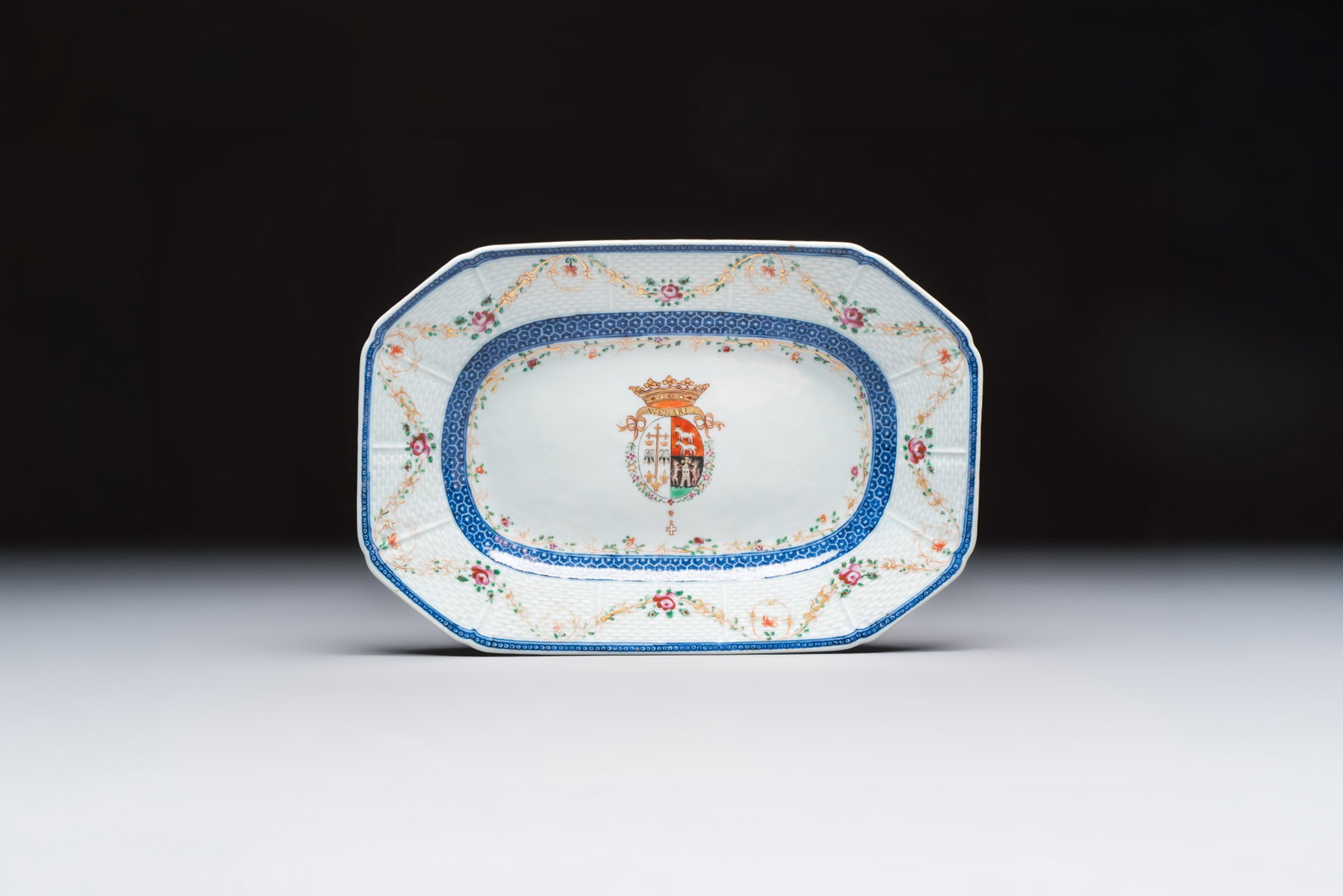 An octagonal Chinese armorial plate for the Brazilian market, Qianlong: An octagonal Chinese armorial plate for the Brazilian market, Qianlong Dim.: 24,1 x 16 cm The armsare of Francisco Antonio da Veiga Cabral da Camara Pinheiro. Ref.: - Nuno de Castro, 'Chinese Porcelai