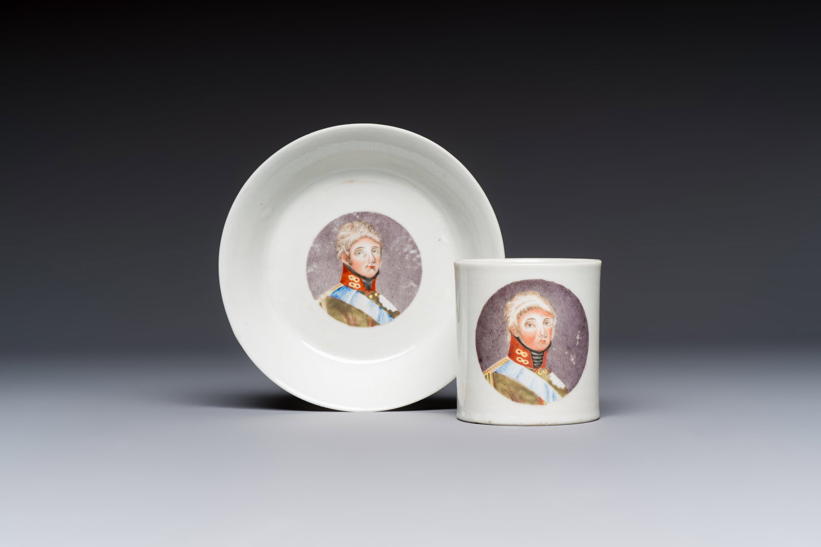 A rare Chinese 'Portrait' cup and saucer, Hervouët collection, 18/19th C.: A rare Chinese 'Portrait' cup and saucer, Hervouët collection, 18/19th C. Dia.: 12,5 cm (the saucer) L.: 9 cm - H.: 6,2 cm (the cup, incl. handle) Provenance: - The Hervouët collection. - Dupont