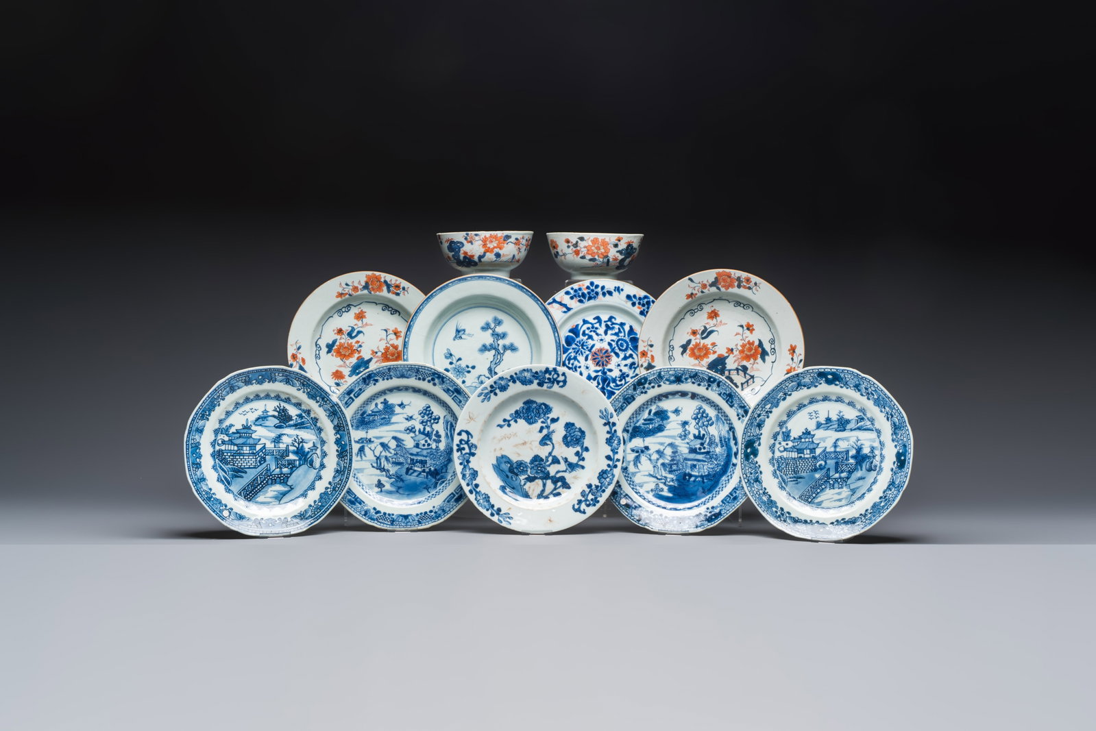 11 Chinese Imari-style and blue and white wares, Yongzheng/Qianlong: 11 Chinese Imari-style and blue and white wares, Yongzheng/Qianlong Dia.: 23,2 cm (the largest plate) Dia.: 22,5 cm (the smallest plate) Dia.: 14,5 cm - H.: 7 cm (the bowls)