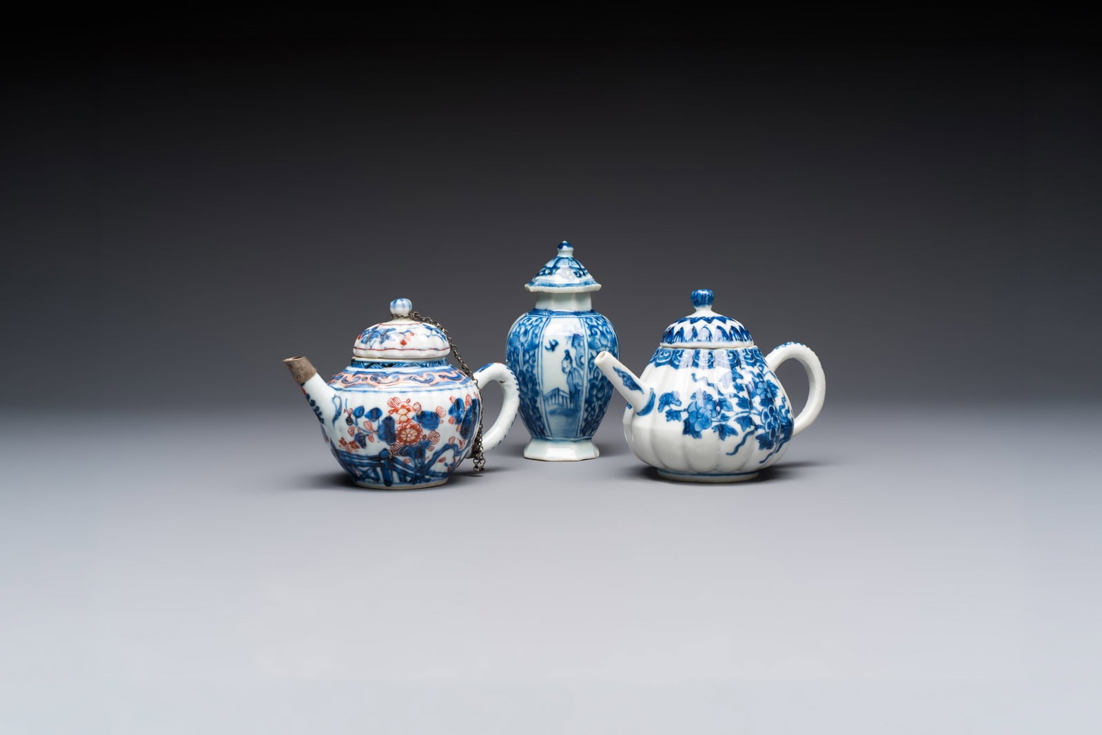 A Chinese blue and white tea caddy, a teapot and an Imari-style teapot, Kangxi/Yongzheng (1 of 18)