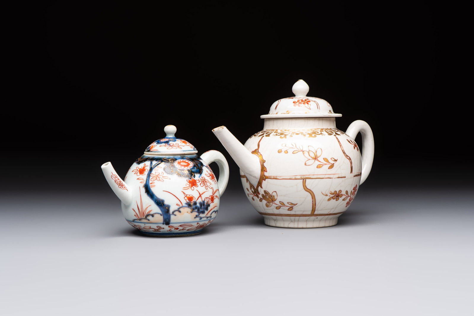 A Dutch-decorated Japanese teapot and an Imari teapot, Edo, 18th C.: A Dutch-decorated Japanese teapot and an Imari teapot, Edo, 18th C. L.: 19,8 cm - H.: 13,7 cm (the largest, incl. cover) L.: 13,5 cm - H.: 9,9 cm (the smallest, incl. cover)