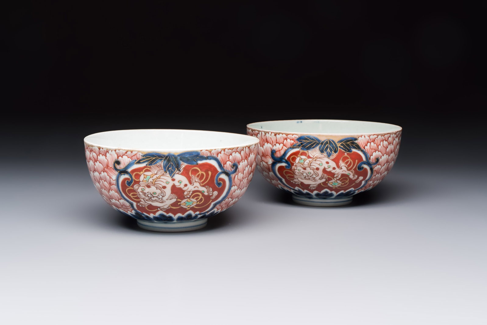 A pair of Japanese Imari 'Shishi Lions' bowls, Edo/Meiji, 19th C.: A pair of Japanese Imari 'Shishi Lions' bowls, Edo/Meiji, 19th C. Dia.: 15,3 cm - H.: 7,2 cm