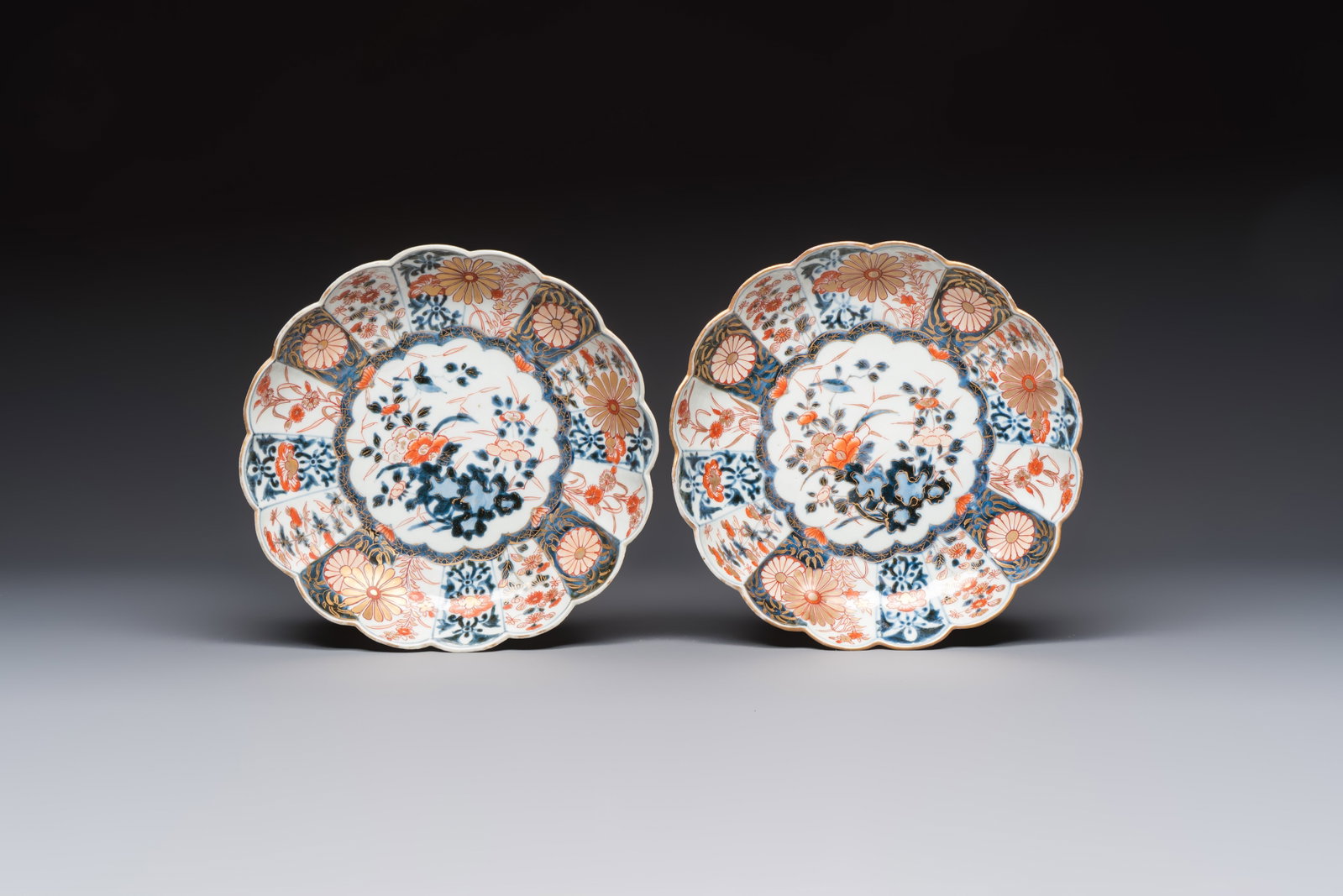 A pair of Japanese Imari lobed plates with floral design, Edo, 18th C.: A pair of Japanese Imari lobed plates with floral design, Edo, 18th C. Dia.: 23,8 cm