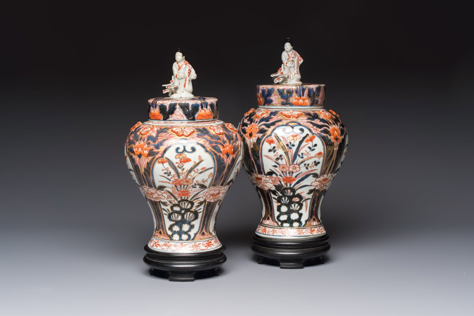 A pair of Japanese Imari baluster vases and covers on wooden stands, Edo, 18th C.: A pair of Japanese Imari baluster vases and covers on wooden stands, Edo, 18th C. H.: 33 cm (incl. cover and stand) H.: 30,3 cm (incl. cover, excl. stand)