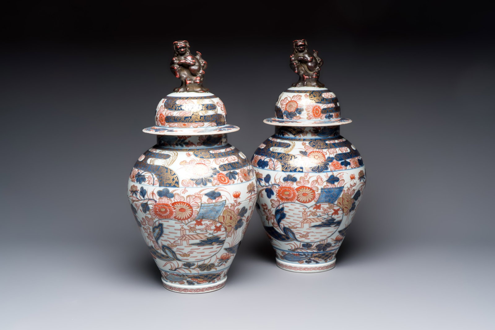A pair of French Imari-style vases and covers with shishi finials, Samson, Paris, 19th C. (1 of 7)