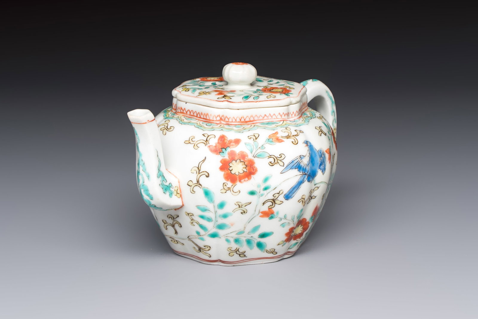 A Japanese Kakiemon teapot and cover, Edo, late 17th C. (1 of 7)