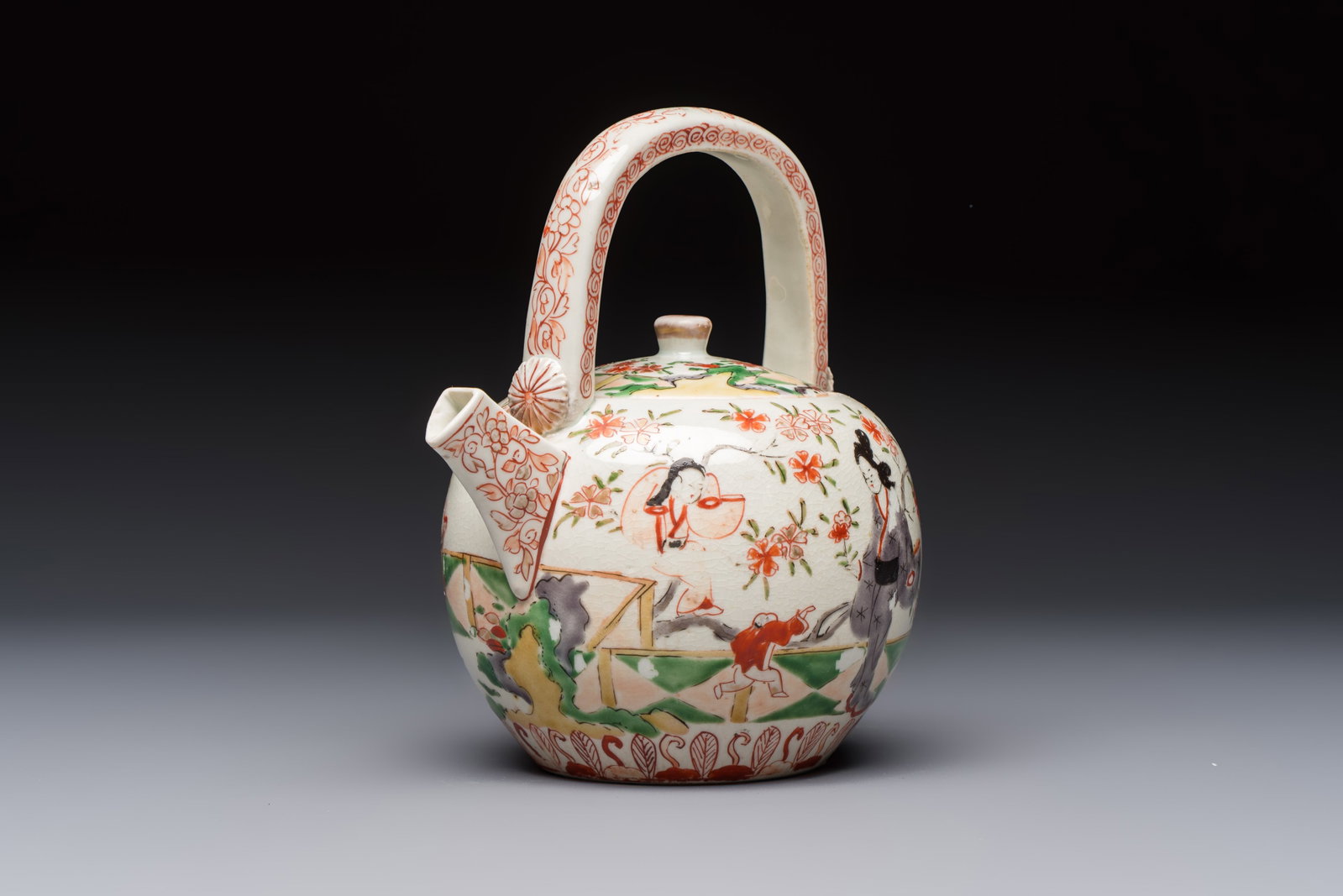 A Japanese Arita wine pot and cover with figural design, Edo, 17th C.: A Japanese Arita wine pot and cover with figural design, Edo, 17th C. L.: 15,1 cm - H.: 15,9 cm Ref.:The British Museum, London, museum number Franks.1046 for an identical example. (
