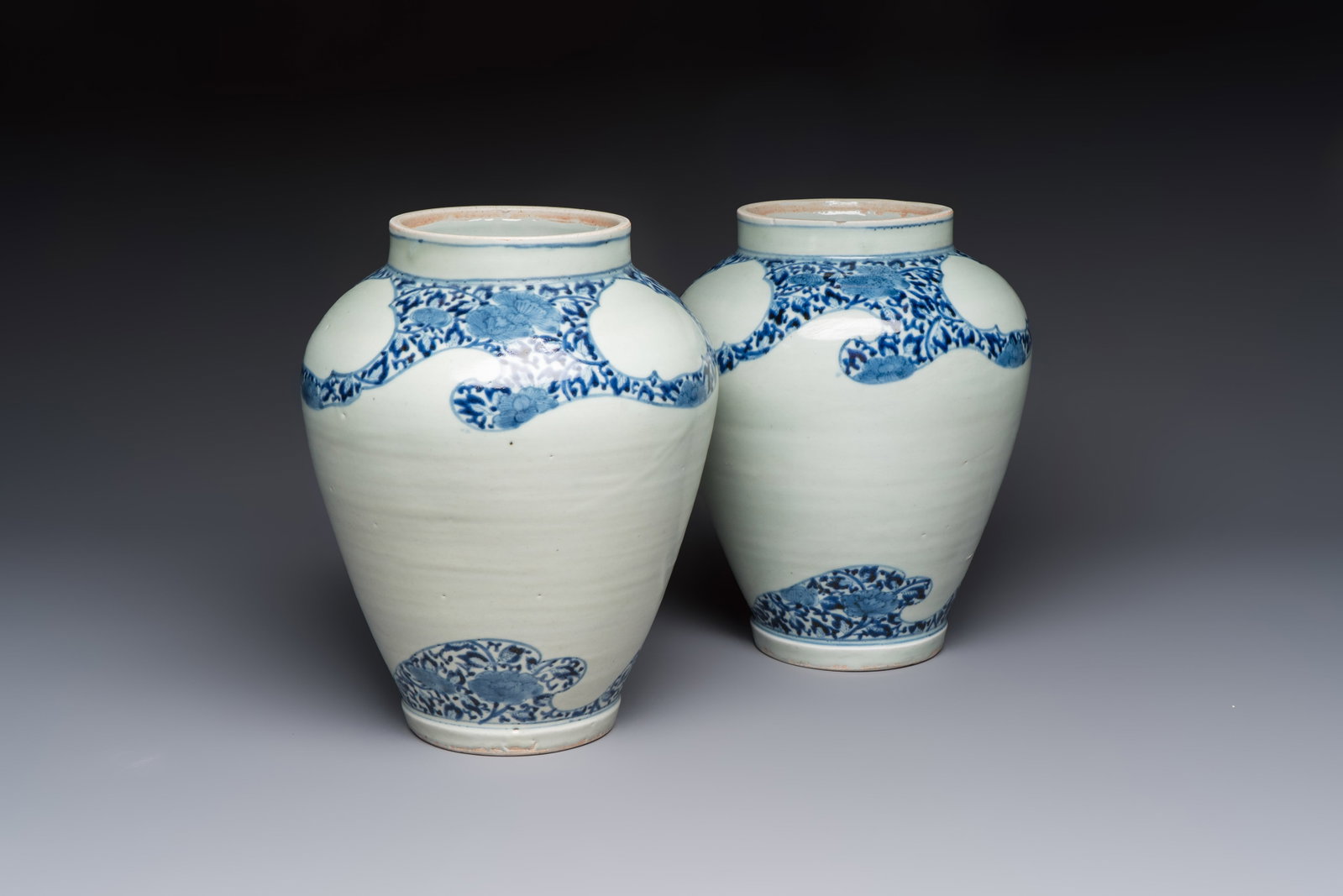 A pair of unusual Japanse Arita blue and white 'Unfinished' vases, Edo, 17/18th C. (1 of 7)