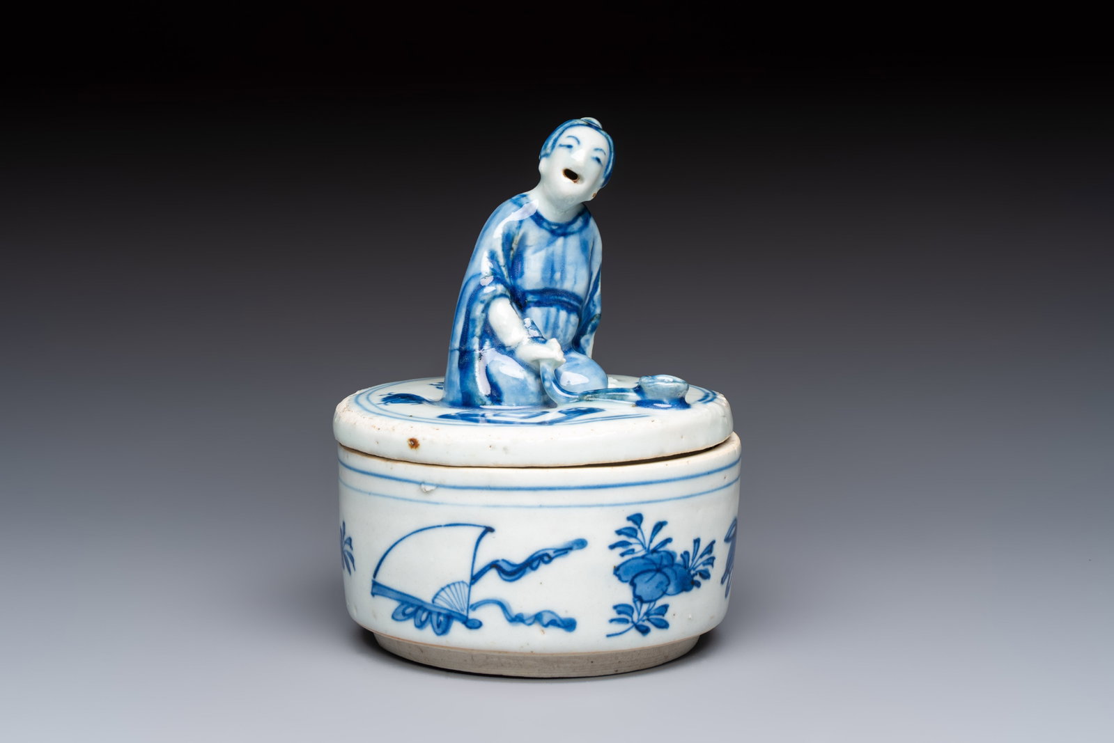 A rare Japanese blue and white 'Pipe Smoker' incense burner and cover, Edo, 17th C. (1 of 7)