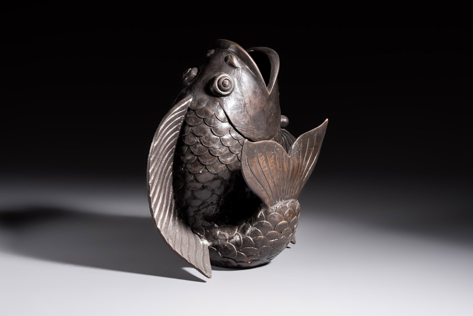 A Chinese or Japanese bronze carp-form vase, 19/20th C. (1 of 7)
