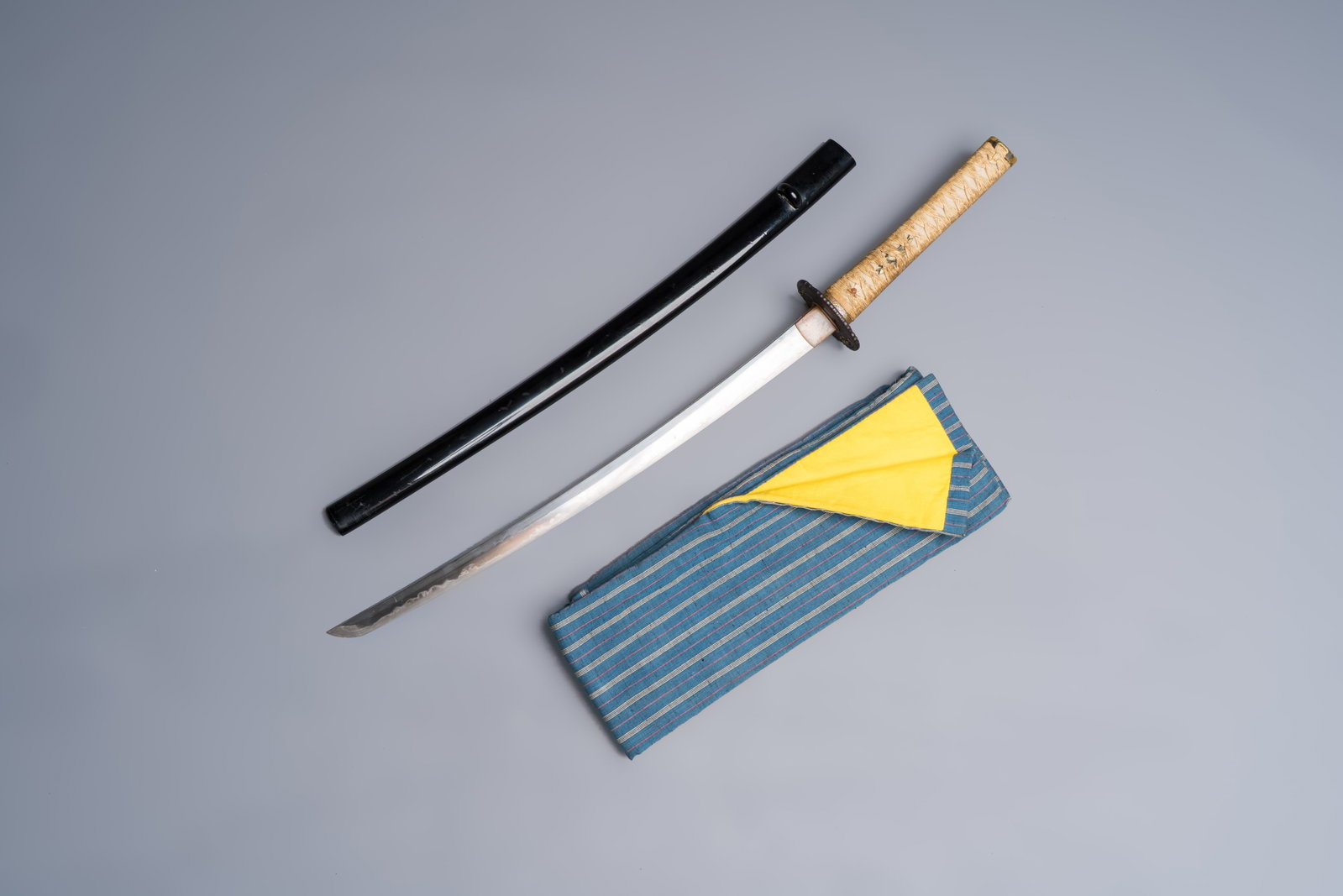 A Japanese katana, signed Yamashiro no Kami Fujiwara Kunikiyo, inscribed 'forged from Nanban tetsu': A Japanese katana, signed Yamashiro no Kami Fujiwara Kunikiyo, inscribed 'forged from Nanban tetsu' and chrysanthemum crest, with koshirae, ca. 1629-1665 L.: 88,5 cm (koshirae) L.: 71 cm (nagasa) L.: 