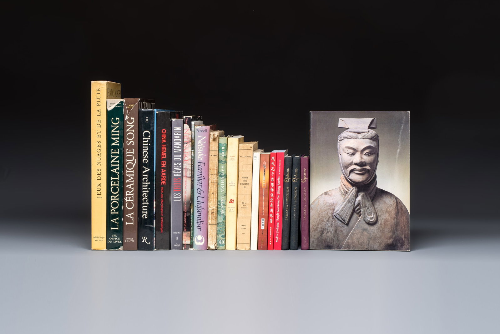 A group of 21 books on Asian art, culture and philosophy, 1910-2018: A group of 21 books on Asian art, culture and philosophy, 1910-2018 Various dimensions. En Chine. Choses vues. - J.-R. Chitty, Librairie Vuibert - 1910 Histoire De La Civilisation III LaChine - Le Jap