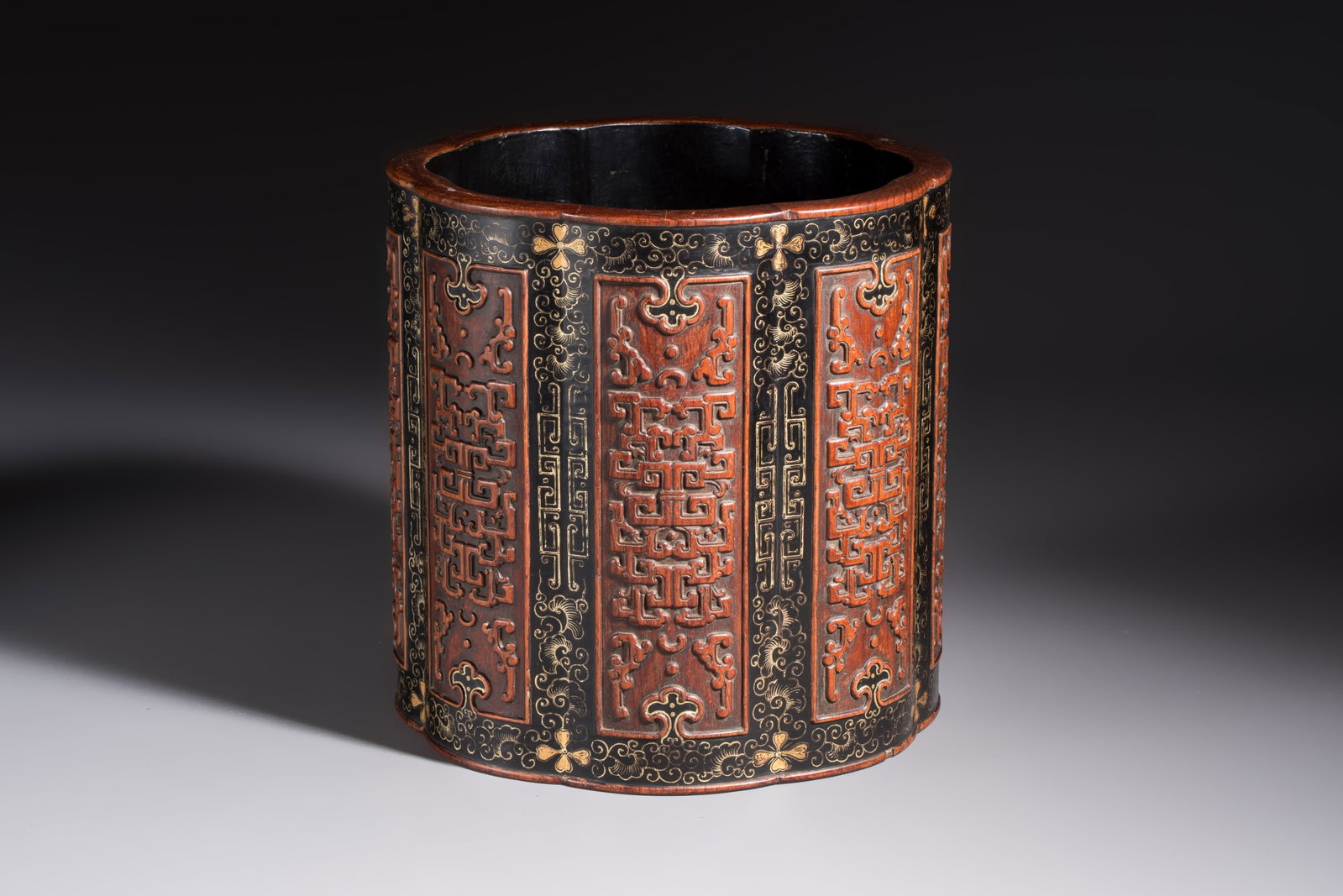 A Chinese gilt black-lacquered huanghuali brush pot with chilong design, Kangxi/Yongzheng: A Chinese gilt black-lacquered huanghuali brush pot with chilong design, Kangxi/Yongzheng Dia.: 17,2 cm - H.: 17,3 cm