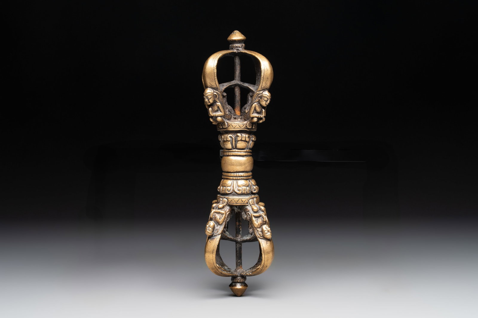 A large Tibetan bronze vajra, 18/19th C. (1 of 4)