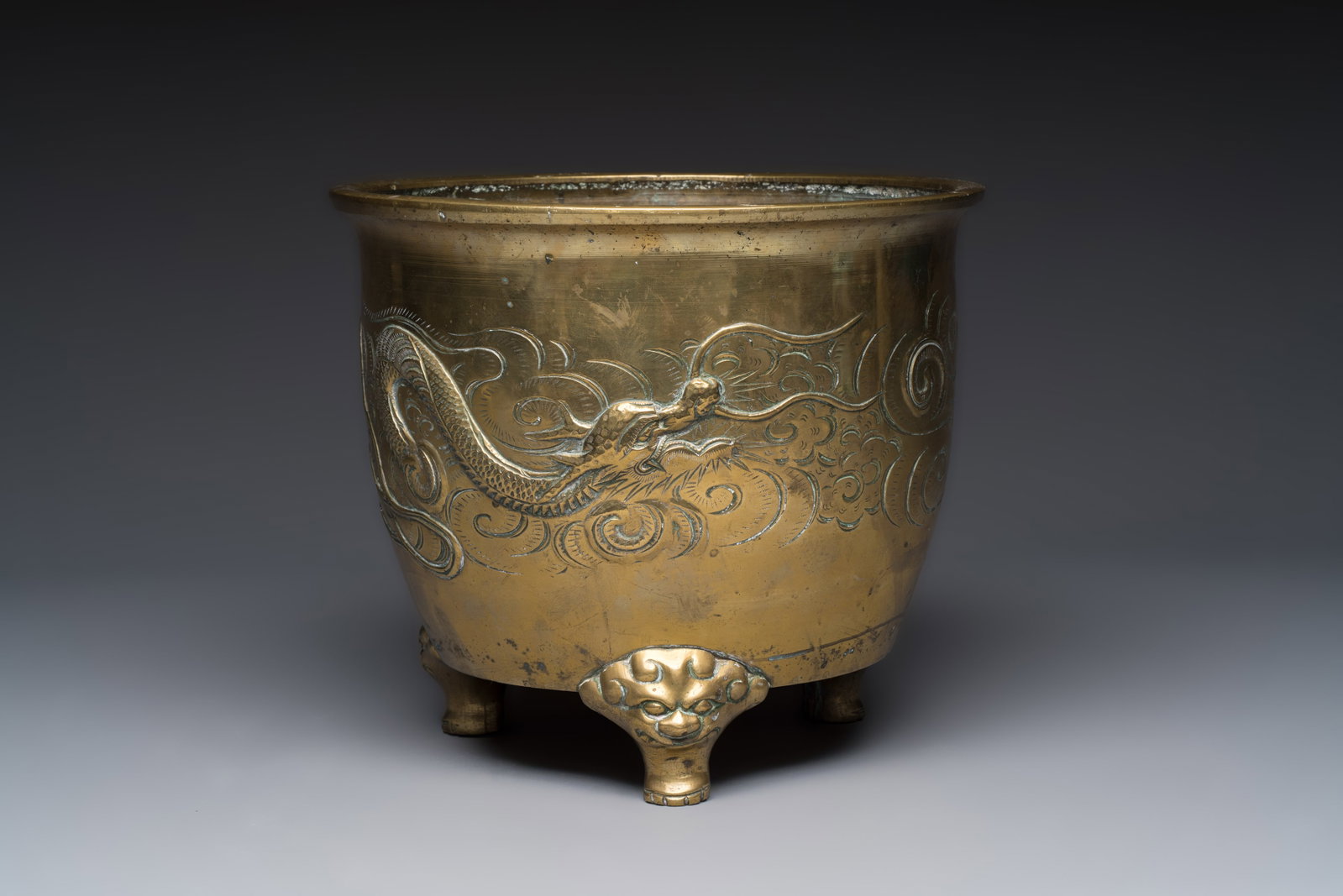 A large Chinese bronze 'Dragon' tripod censer, 19th C.: A large Chinese bronze 'Dragon' tripod censer, 19th C. Dia.: 28 cm - H.: 24,5 cm Weight: 3,9 kilograms