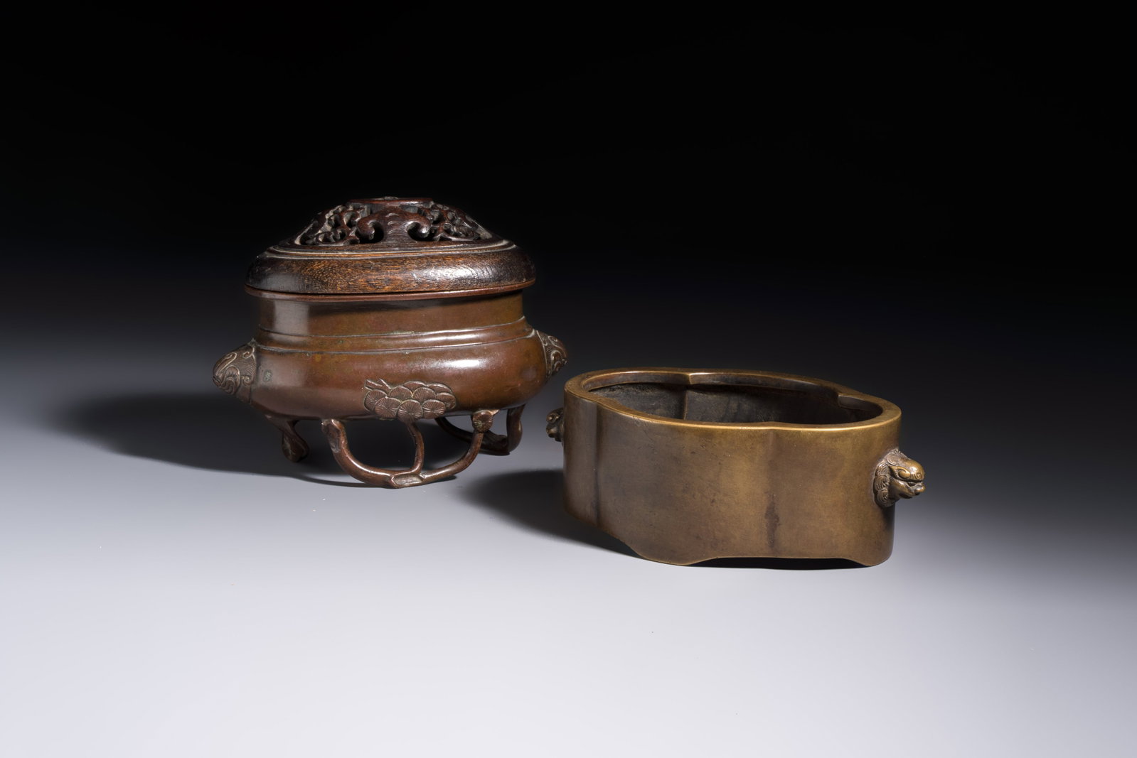 Two Chinese bronze censers, one with a wooden cover, Ti An mark, 19th C.: Two Chinese bronze censers, one with a wooden cover, Ti An mark, 19th C. Dim.: 14,5 x 8,3 x 11,4 cm (the oval censer, incl. cover) Dim.: 15,4 x 10 x 5,2 cm (the quadrifoil censer) Weight: - 480 grams 
