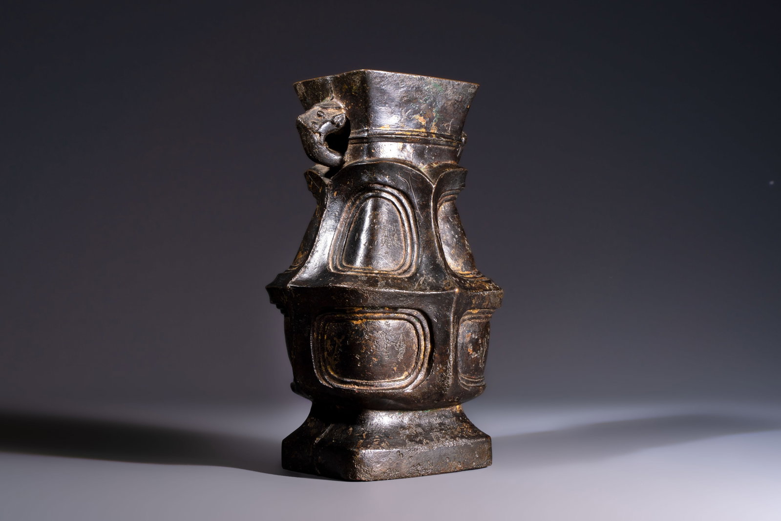 A Chinese archaic bronze wine vessel, Hu, Ming (1 of 11)