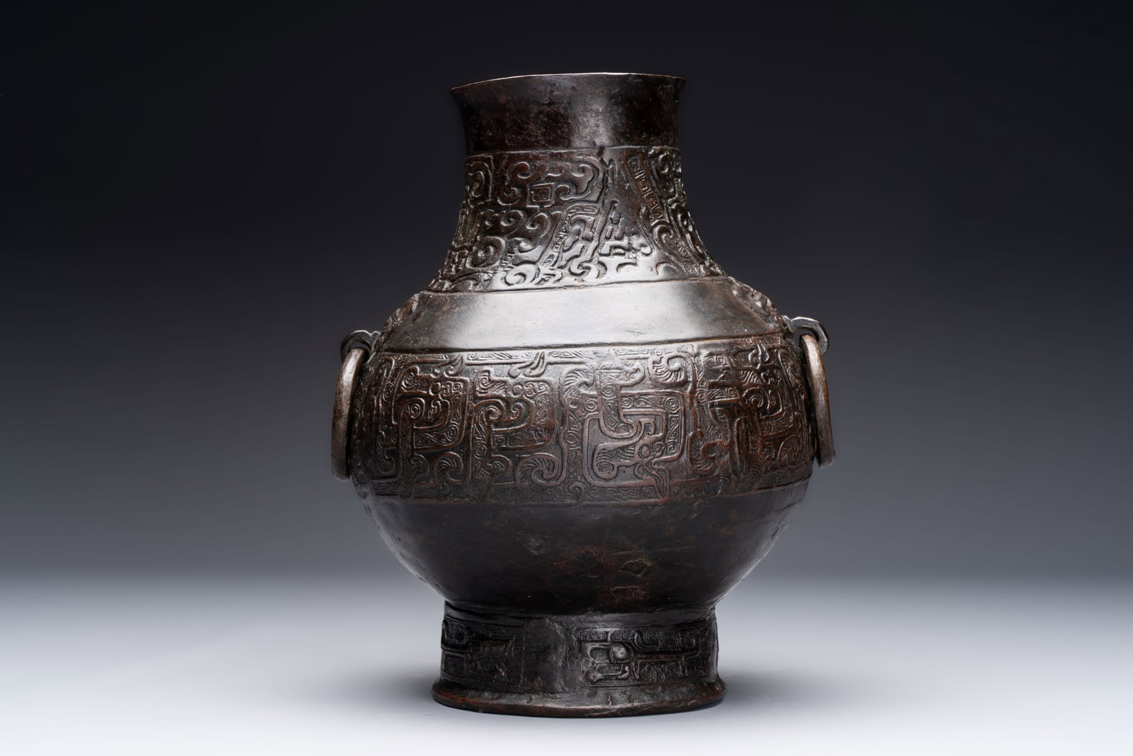 A Chinese archaistic bronze vase, 'Hu', Song/Yuan: A Chinese archaistic bronze vase, 'Hu', Song/Yuan H.: 24 cm Weight: 2,9 kilograms