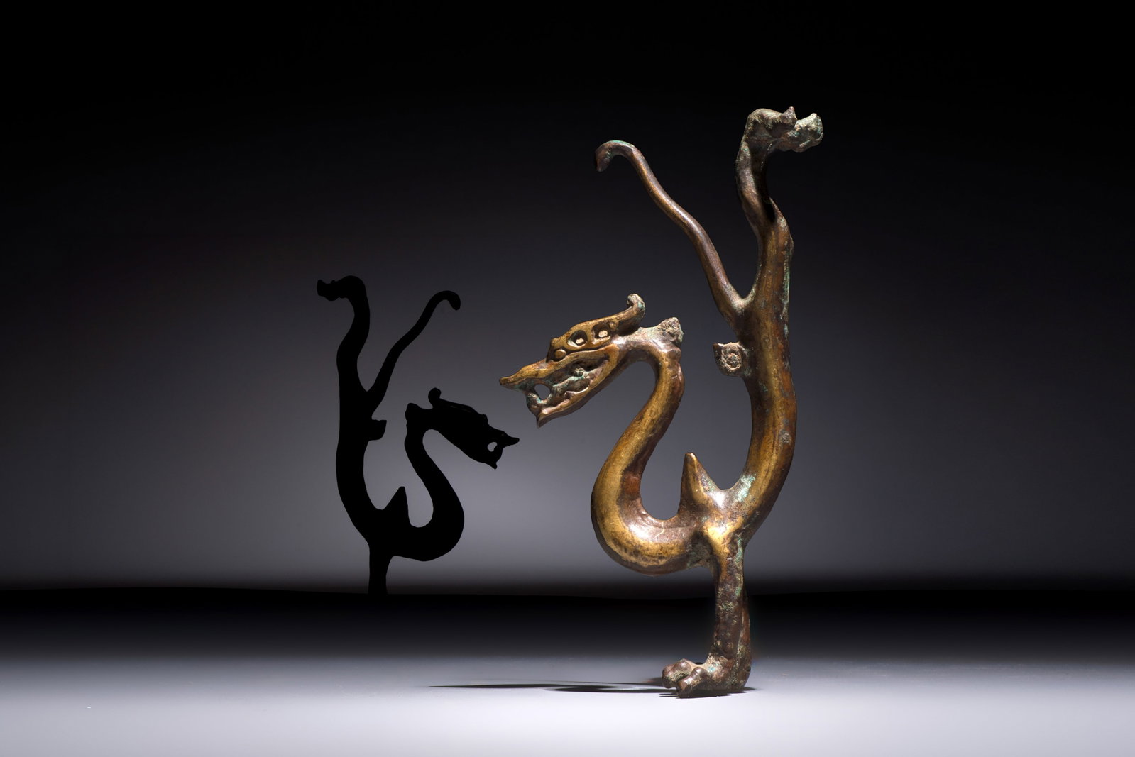A rare Chinese gilt-bronze dragon, Tang: A rare Chinese gilt-bronze dragon, Tang Dim.: 13 x 3,1 x 6,6 cm Weight: 174 grams Ref.: - Sotheby's New York, 17 September 2025, lot 168, for a comparable example. (sold USD 7,620)
