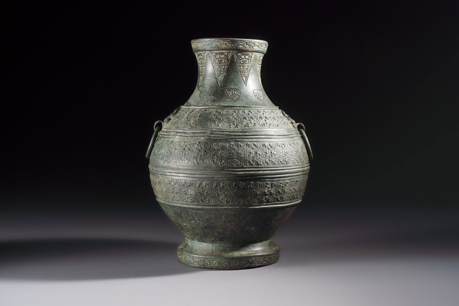 An extremely rare Chinese archaic bronze wine vessel, 'Hu', Warring States period: An extremely rare Chinese archaic bronze wine vessel, 'Hu', Warring States period H.: 30,6 cm Weight: 2922 grams