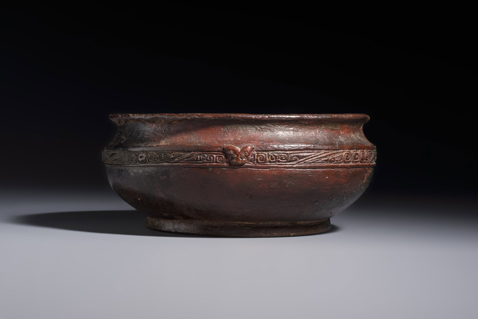 A rare Chinese inscribed archaic bronze food vessel, 'Gui', Shang (1 of 7)