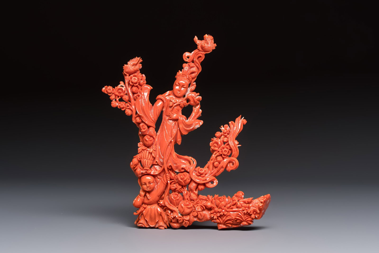 A Chinese carved red coral 'Goddess and Boy' group, 19/20th C.: A Chinese carved red coral 'Goddess and Boy' group, 19/20th C. H.: 17,7 cm Weight: 235 grams