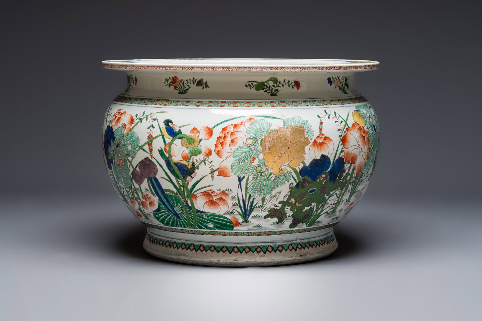 A large French famille verte-style 'Lotus Pond with Birds' fish bowl or jardinière, Samson, Paris,: A large French famille verte-style 'Lotus Pond with Birds' fish bowl or jardinière, Samson, Paris, 19th C. Dia.: 58,6 cm -H.: 40,6 cm