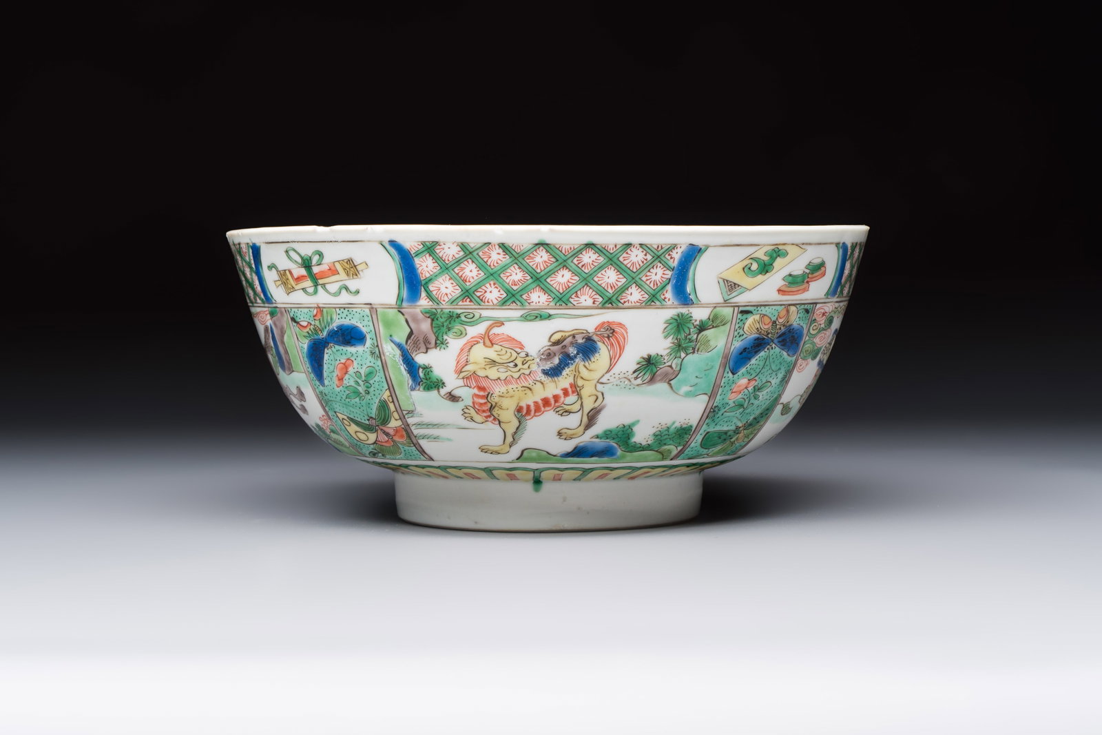 A Chinese famille verte 'Mythical Beasts' bowl, Lu Yi Tang mark, Kangxi: A Chinese famille verte 'Mythical Beasts' bowl, Lu Yi Tang mark, Kangxi Dia.: 18,8 cm - H.: 8,5 cm Lu Yi Tang, known as the Zhao Ancestral Hall, was originally constructed in the fifth year of the Jin
