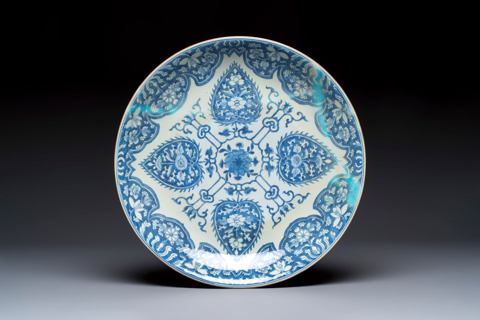 A large Chinese blue and white dish with floral design, Kangxi (1 of 2)
