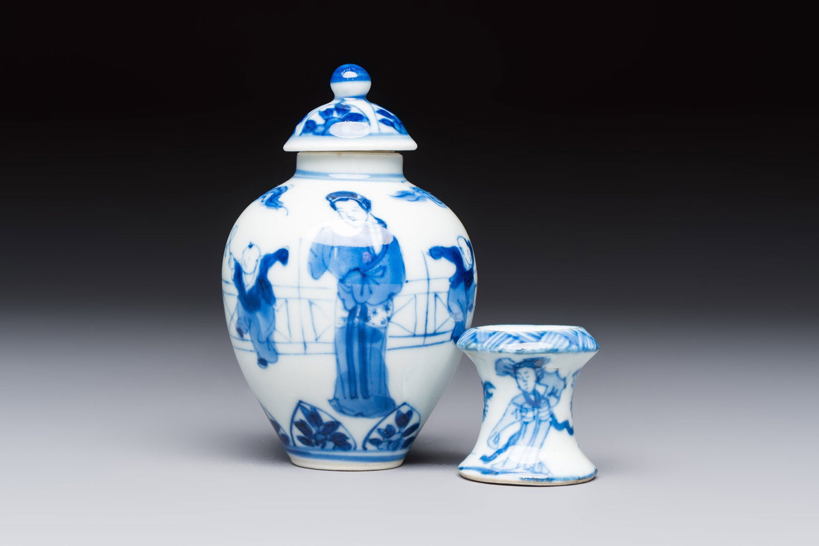A small Chinese blue and white covered vase and a miniature salt, Kangxi (1 of 8)