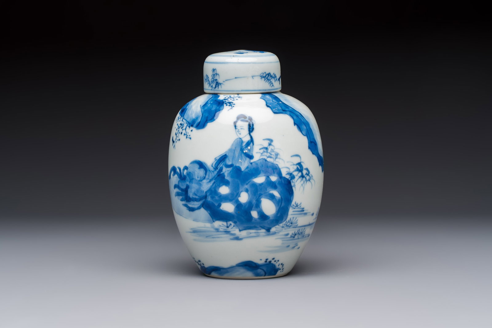 A Chinese blue and white 'Elegant Beauties' tea caddy and cover, artemisia leaf mark, Kangxi: A Chinese blue and white 'Elegant Beauties' tea caddy and cover, artemisia leaf mark, Kangxi H.: 14,1 cm (incl. cover)