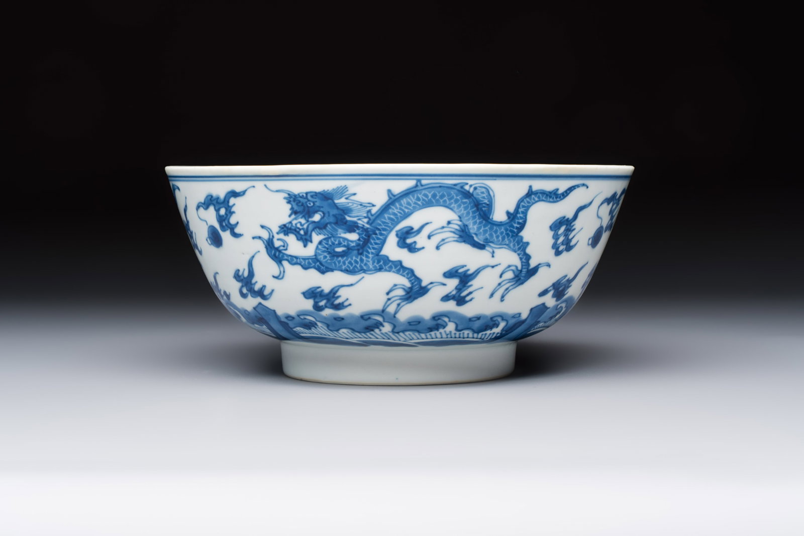A Chinese blue and white' Dragons and Carp' bowl, Kangxi: A Chinese blue and white' Dragons and Carp' bowl, Kangxi Dia.: 19 cm - H.: 8,5 cm